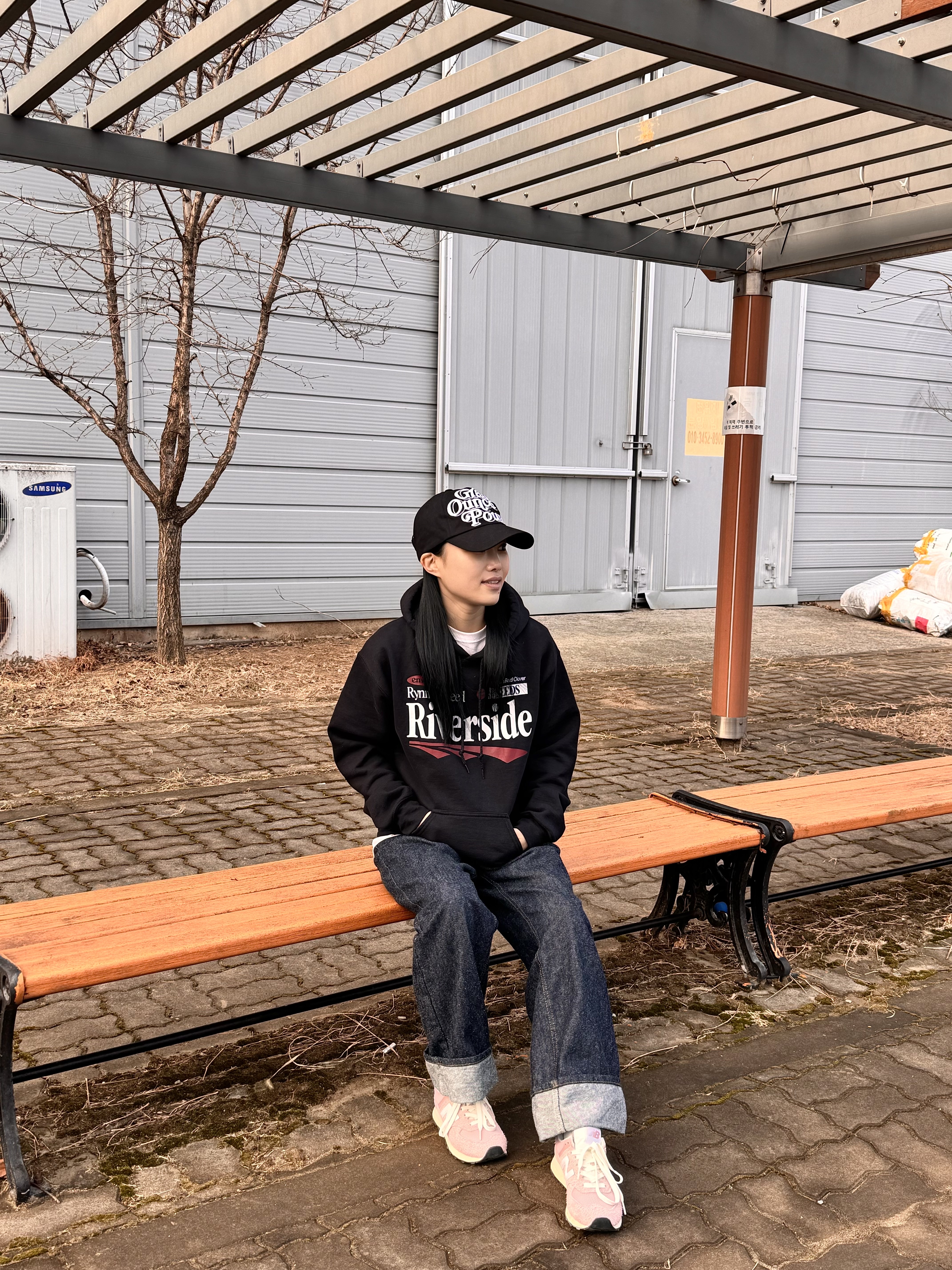 Gildan X EMEM Riverside Hoodie Black 착용 스타일 - 1