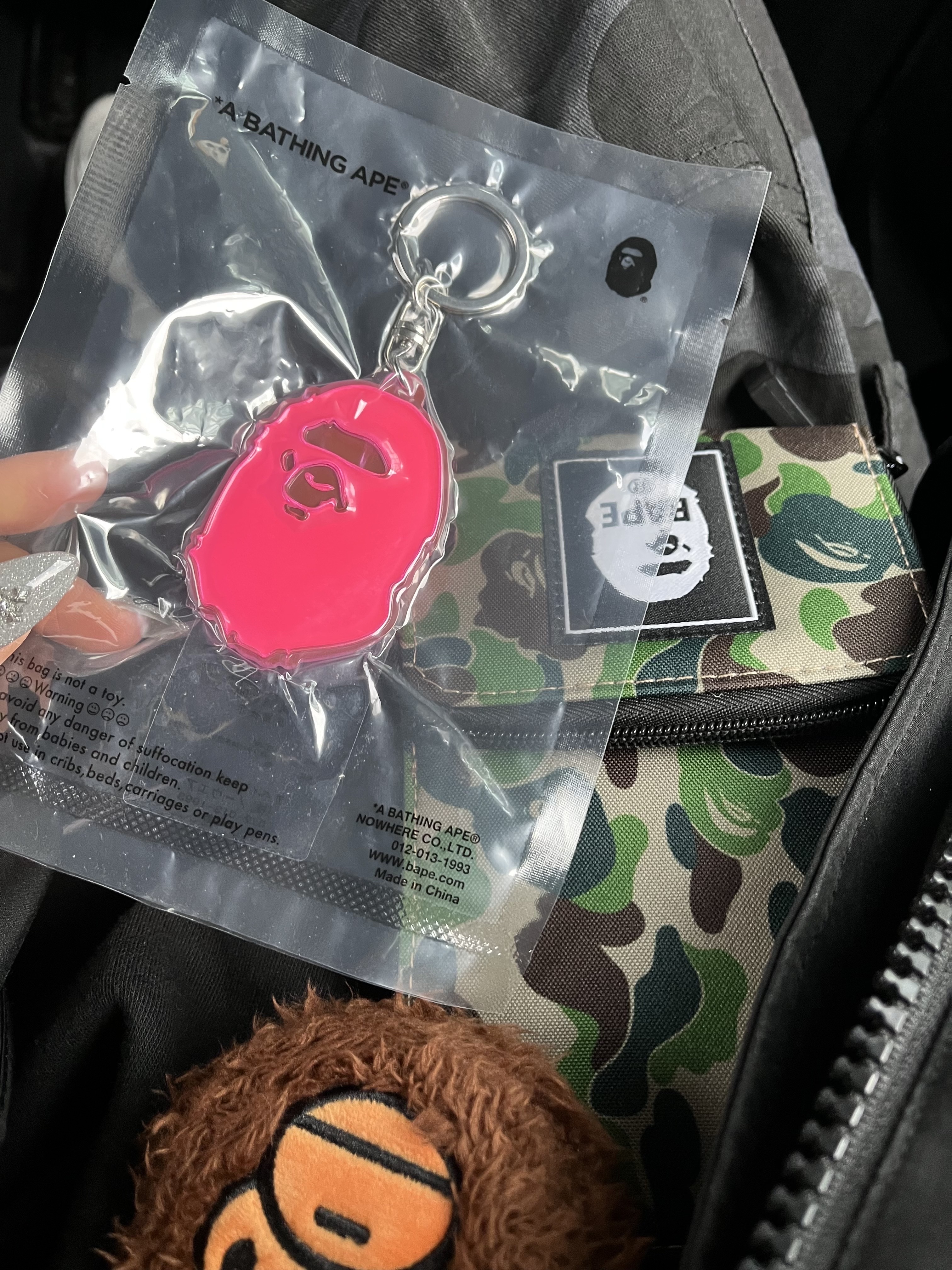 BAPE Ape Head Reflective Keychain Pink 착용 스타일