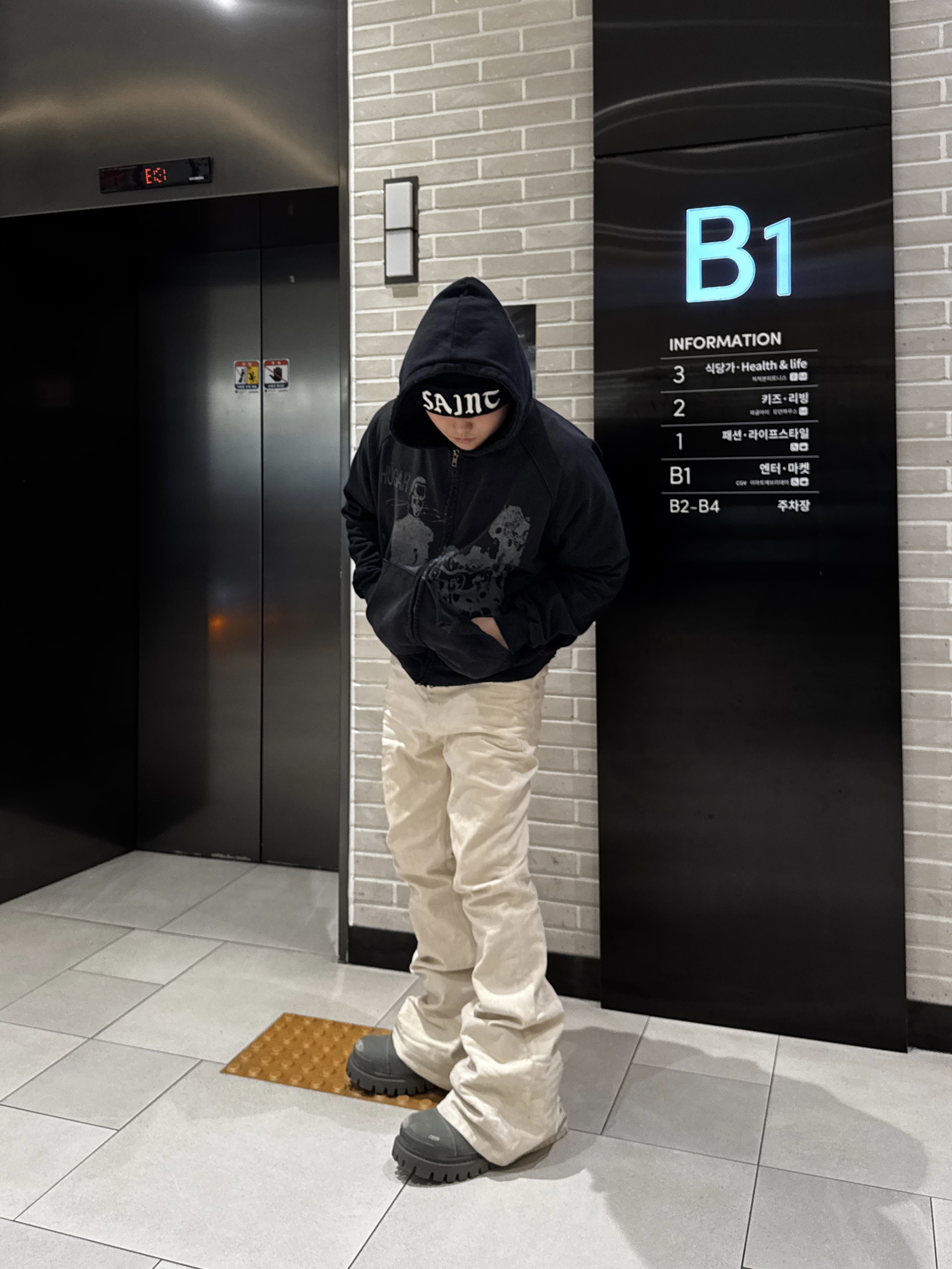 Saint Mxxxxxx Saint Knit Cap Black - 24AW, Undermycar Glacial Velvetin Flared Jeans Ivory - 24FW 착용 스타일