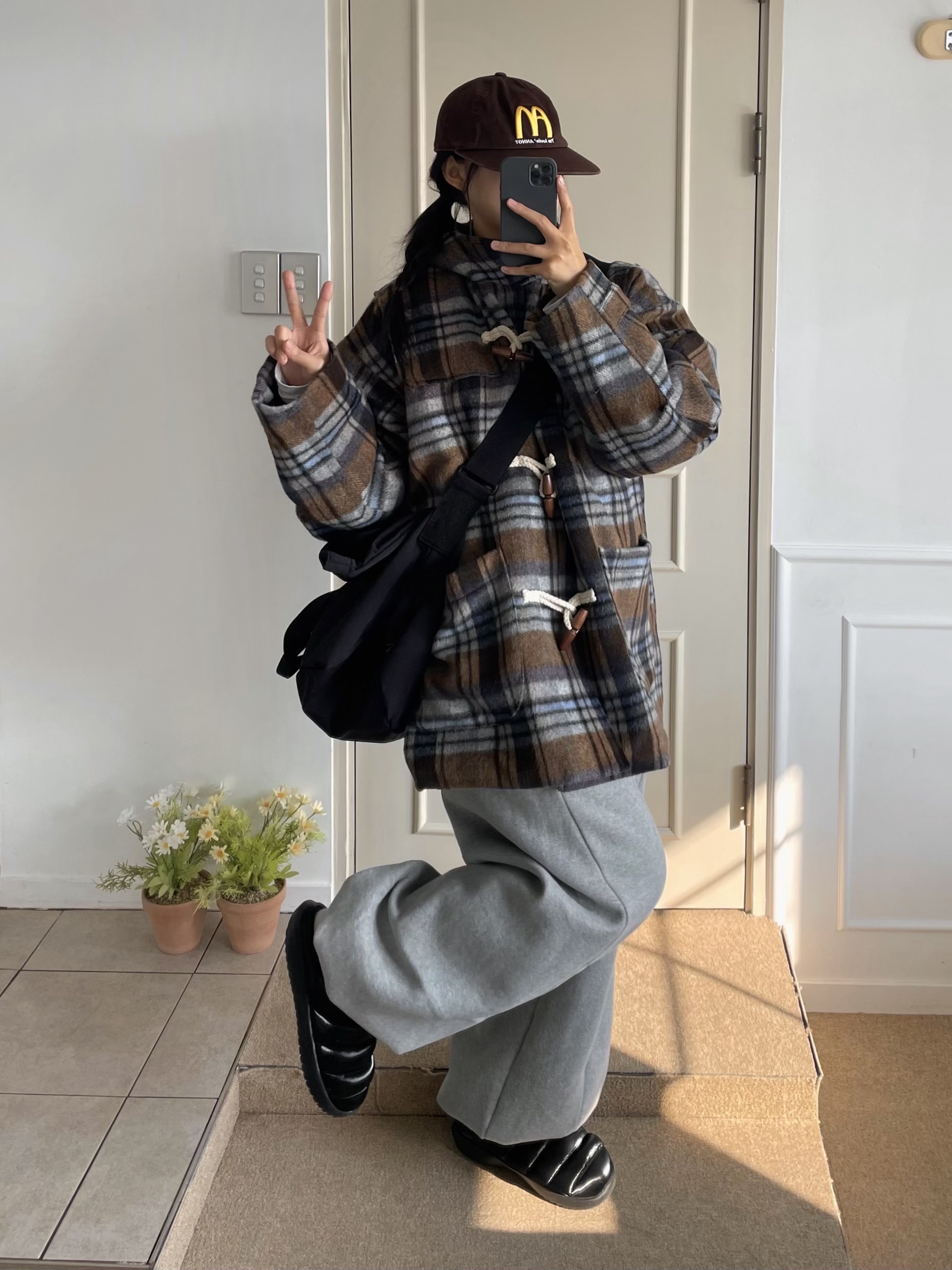 (W) Nike Burrow SE Slippers Black, Uniqlo U Roll Bag Black 착용 스타일 - 1