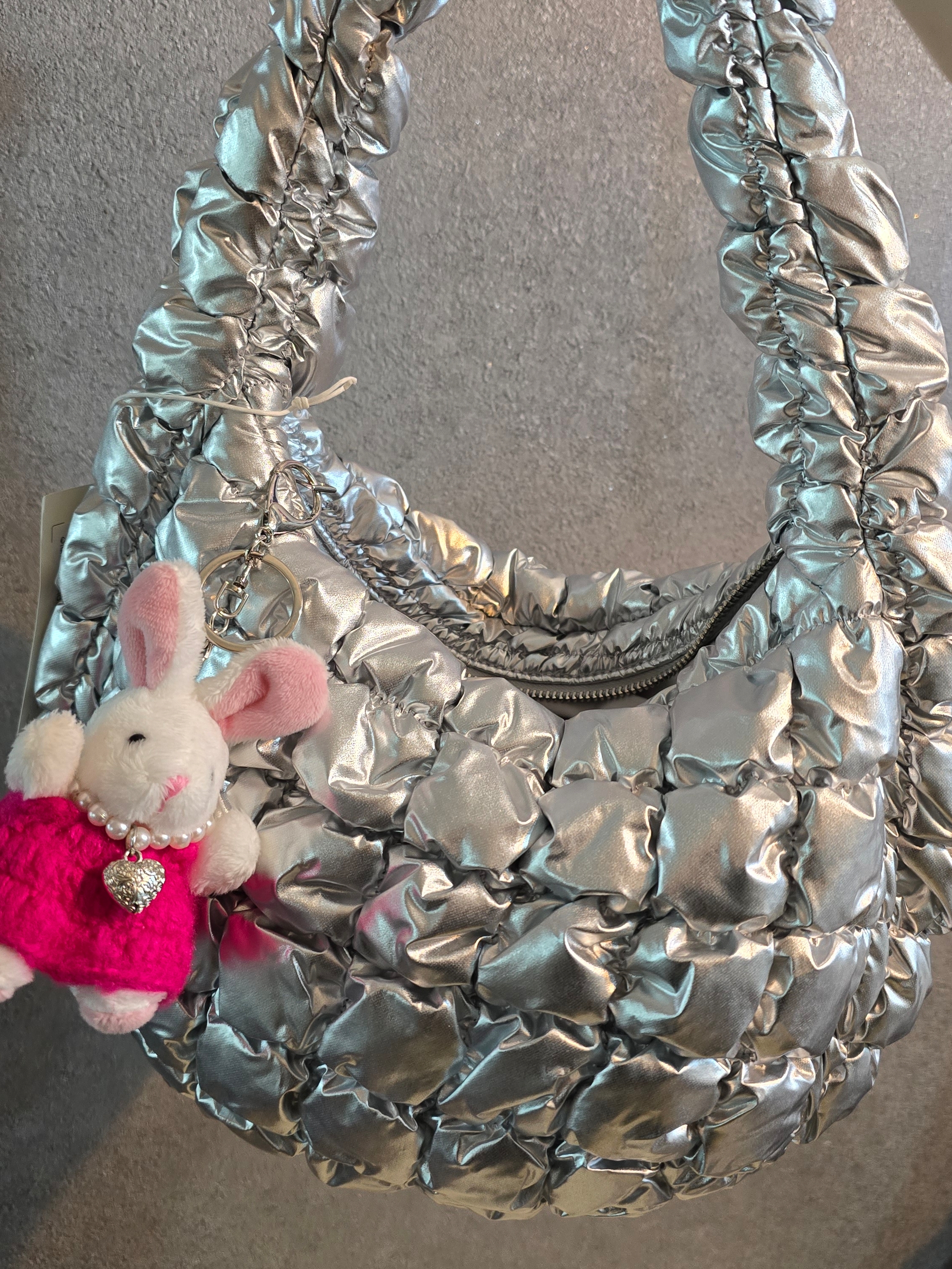 COS Quilted Mini Bag Silver 착용 스타일 - 2
