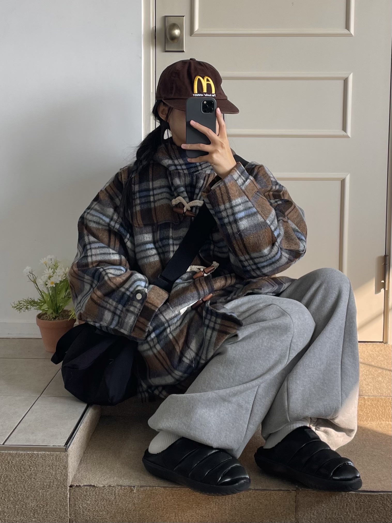 (W) Nike Burrow SE Slippers Black, Uniqlo U Roll Bag Black 착용 스타일 - 2