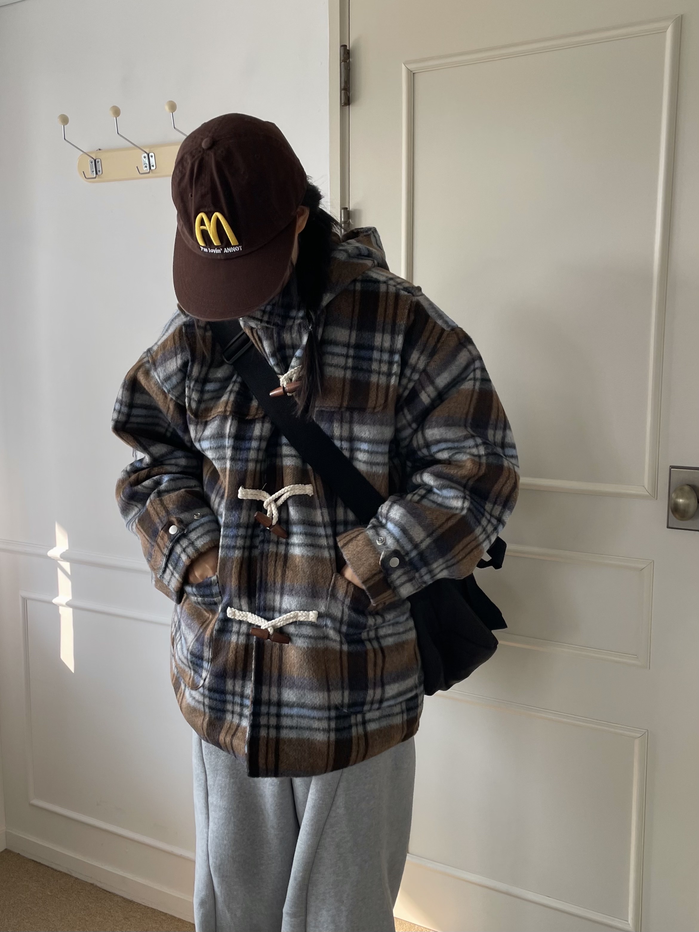 (W) Nike Burrow SE Slippers Black, Uniqlo U Roll Bag Black 착용 스타일 - 3