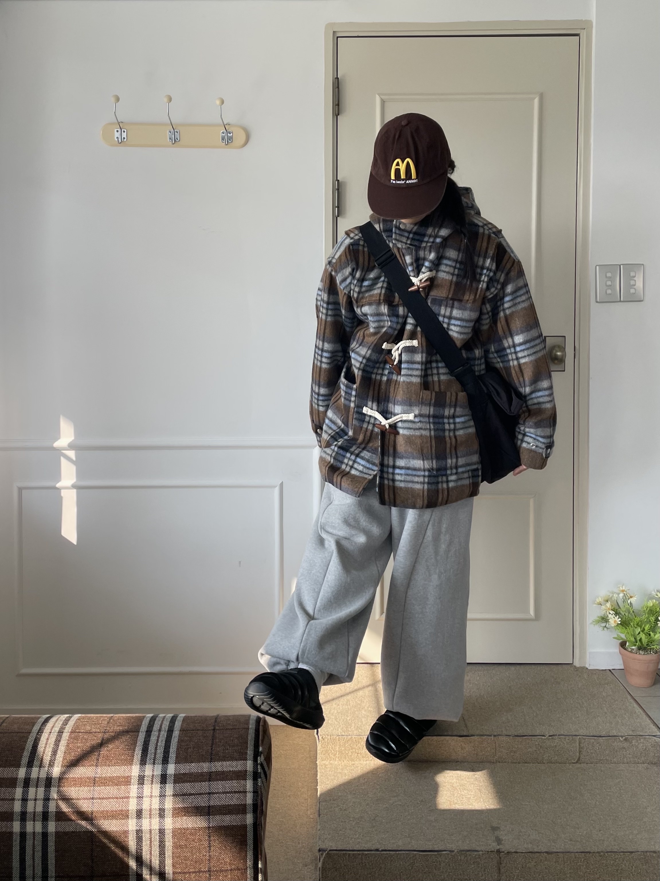 (W) Nike Burrow SE Slippers Black, Uniqlo U Roll Bag Black 착용 스타일 - 5