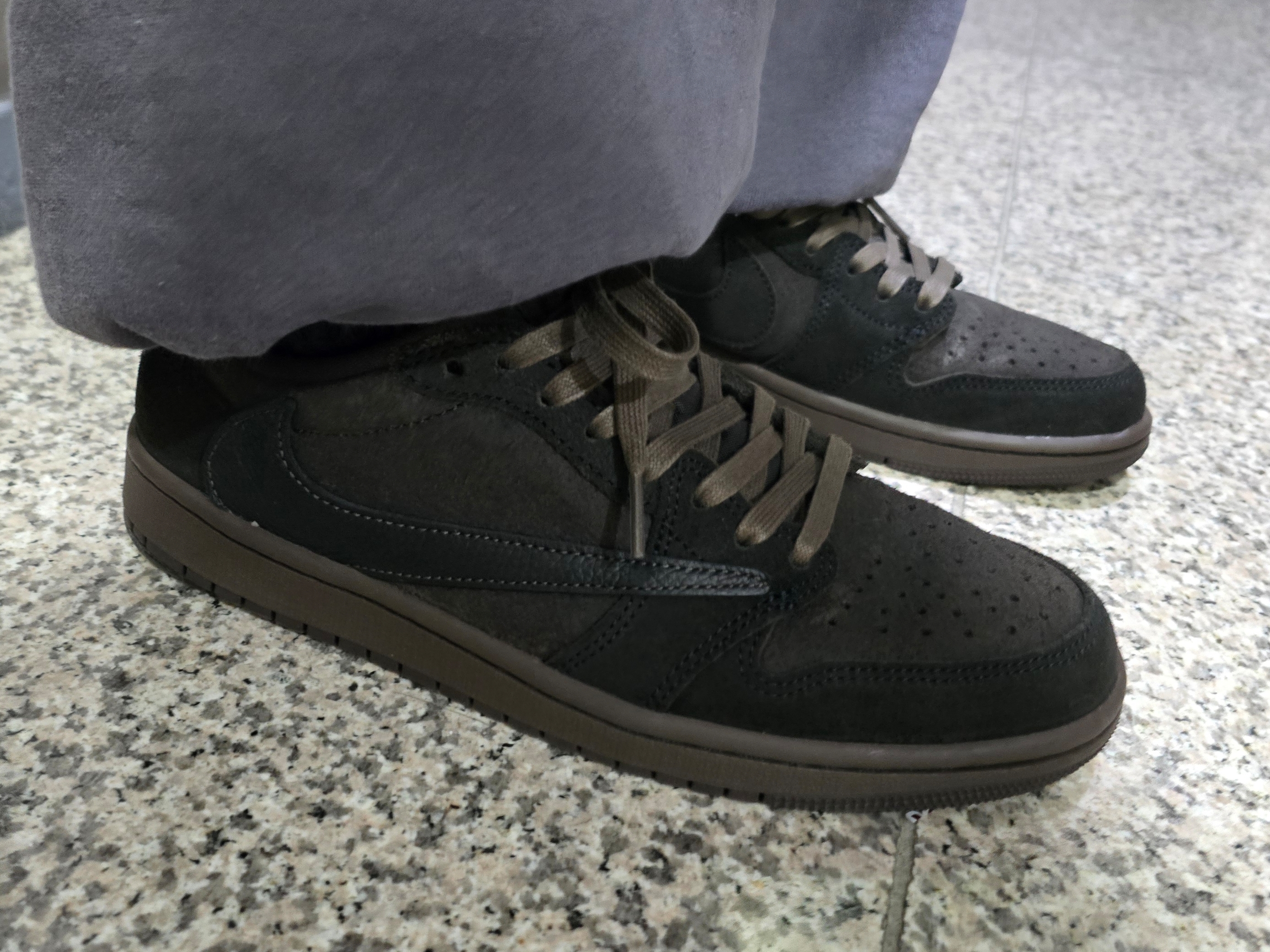 Jordan 1 x Travis Scott Retro Low OG SP Velvet Brown and Dark Mocha 착용 스타일 - 2