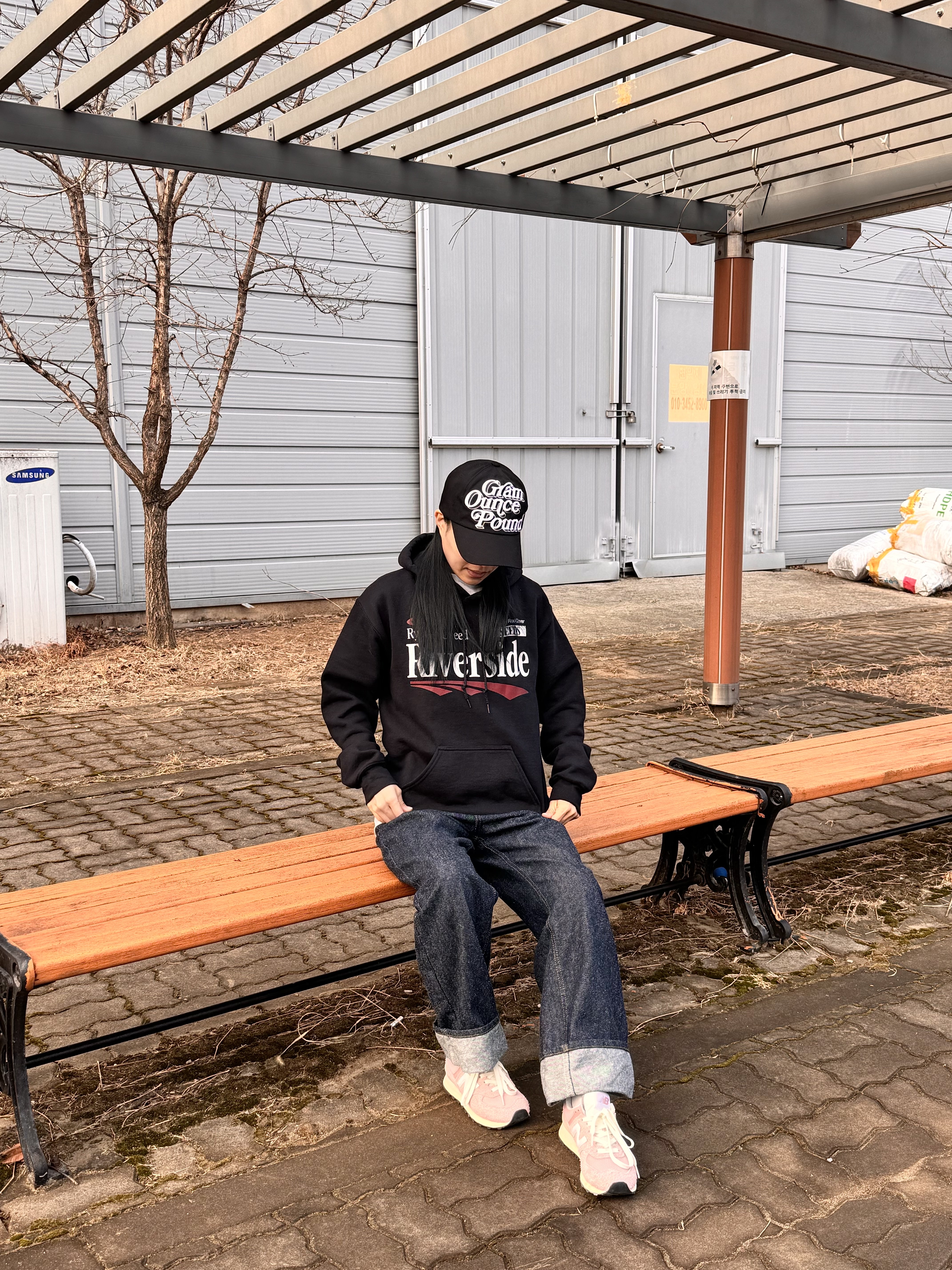 Gildan X EMEM Riverside Hoodie Black 착용 스타일 - 2