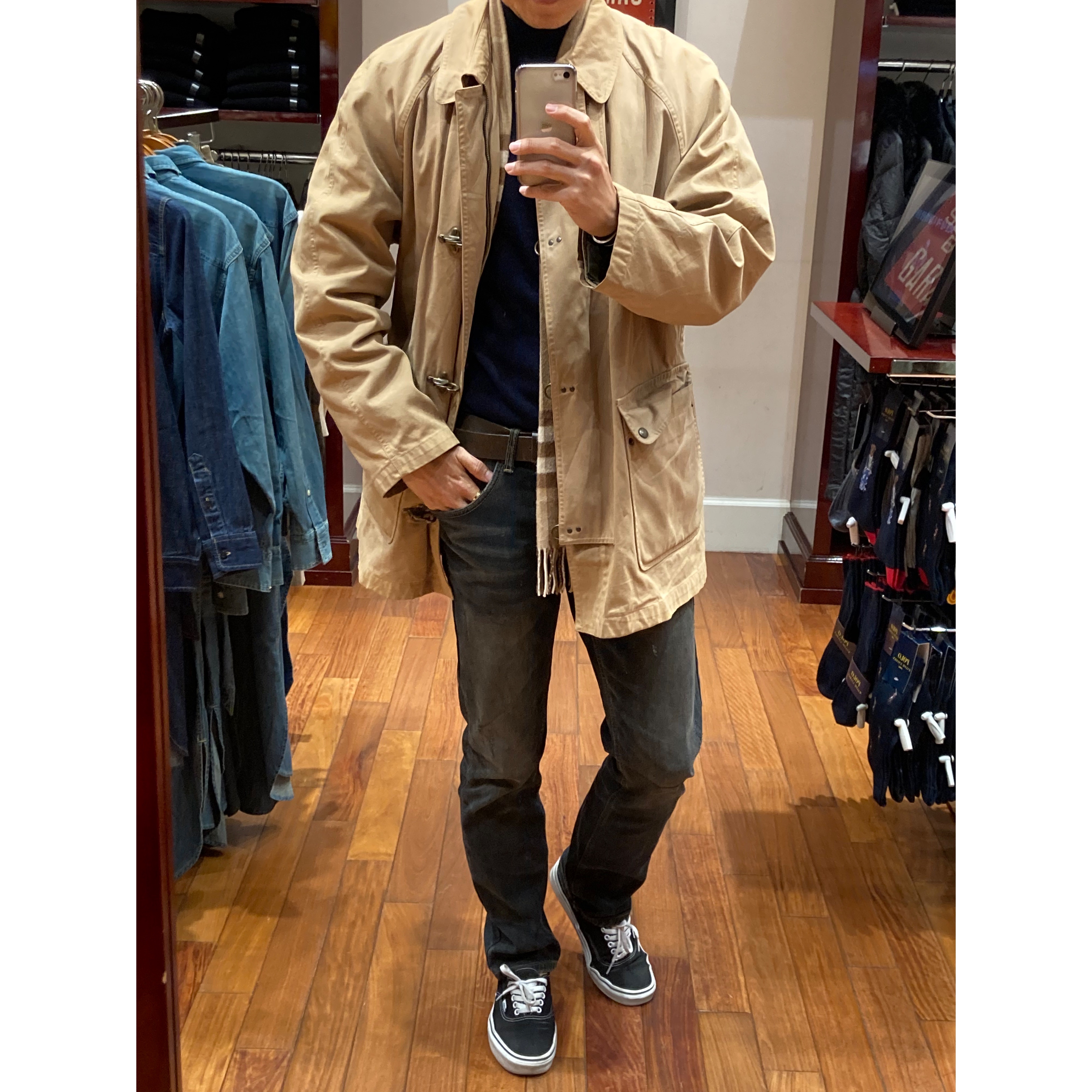 Burberry Classic Check Cashmere Muffler Archive Beige, Vans Authentic Black White 착용 스타일 - 1
