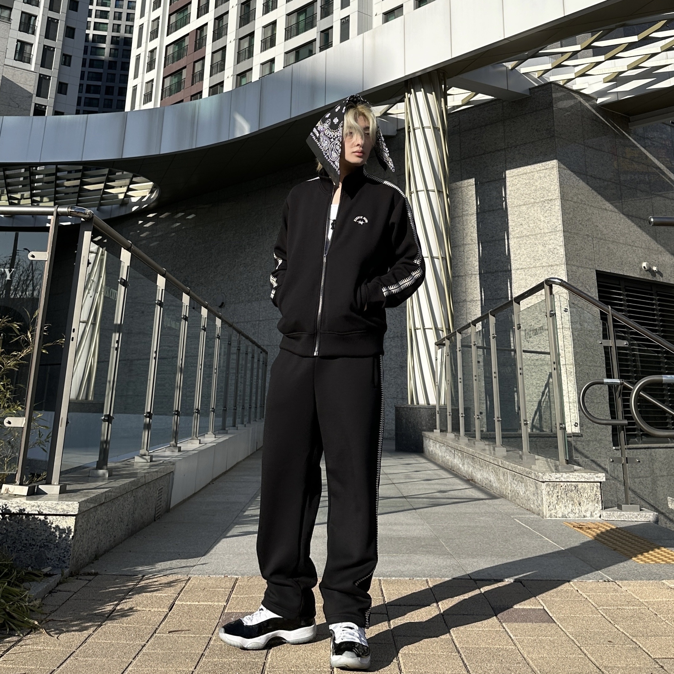 Jordan 11 Retro Concord 2018, GU x Undercover Track Pants Black 착용 스타일 - 1