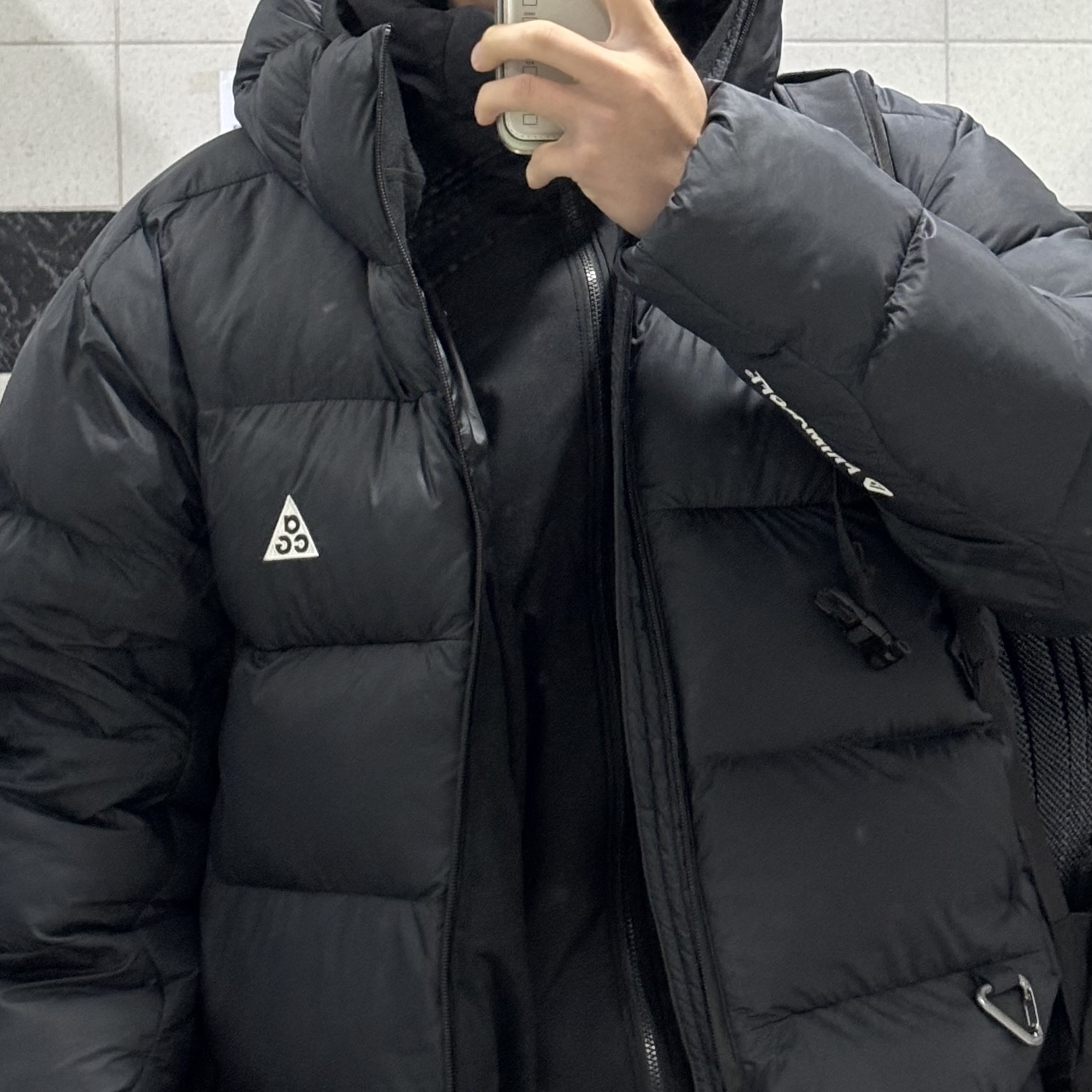 Nike ACG Therma-Fit ADV Lunar Lake Loose Hooded Jacket Black Summit White - Asia, Arc'teryx Atom Hoody Black 착용 스타일