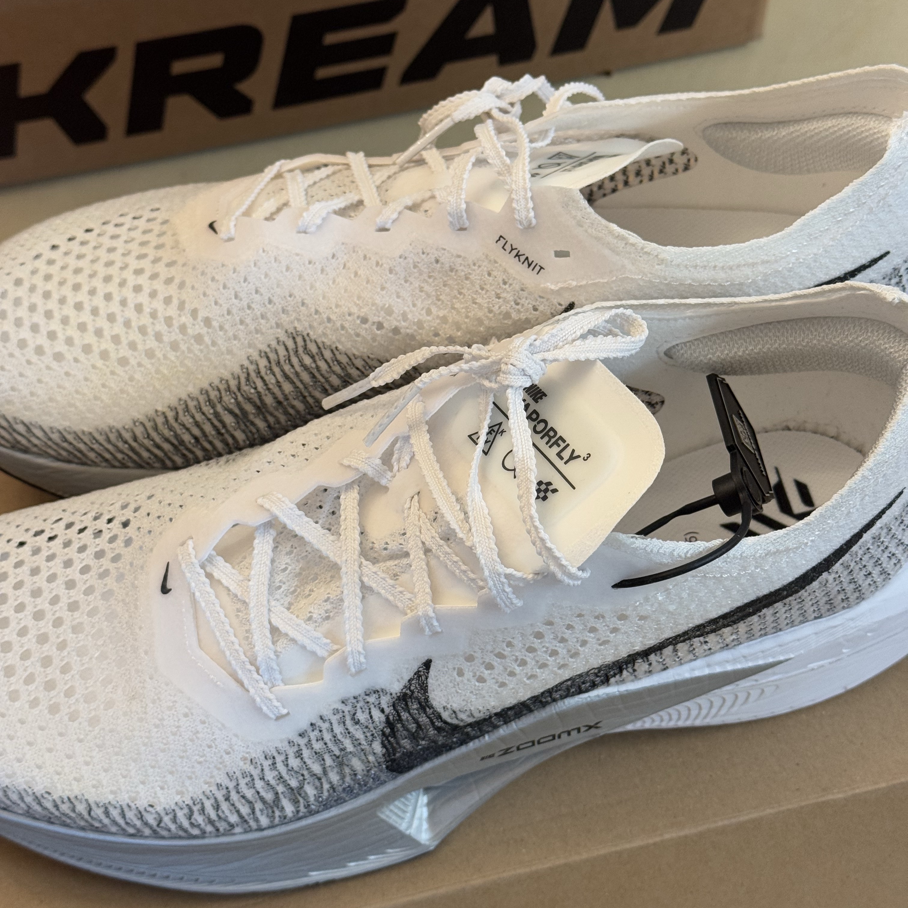 Nike ZoomX Vaporfly Next% 3 White Grey 착용 스타일 - 2