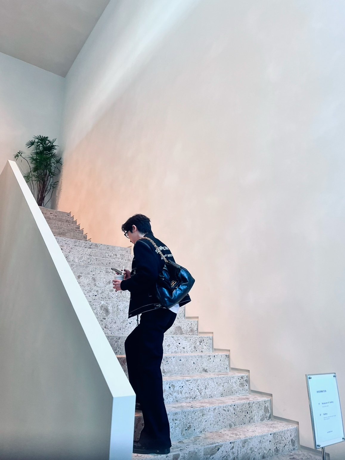The Museum Visitor 2023 Hybrid Knit Trucker Jacket - 23PS, Balenciaga Monaco Medium Chain Bag Black 착용 스타일 - 2