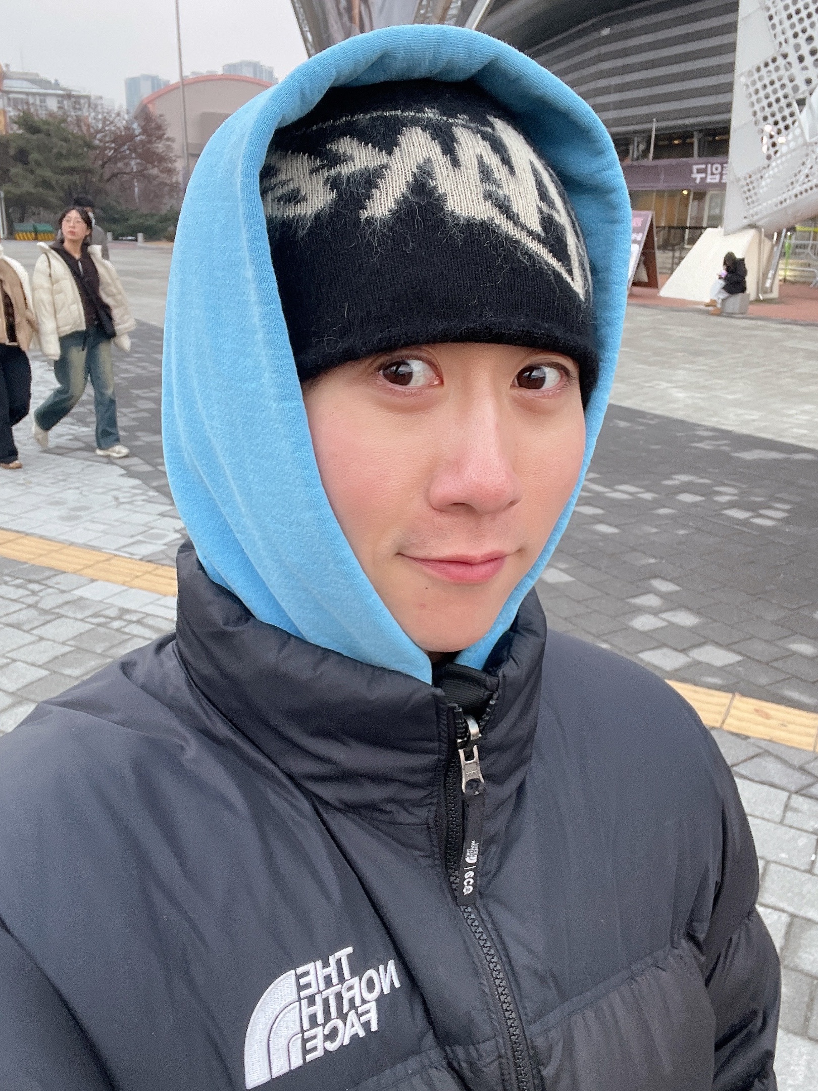 The North Face On Ball Jacket Black, Stussy x Cactus Plant Flea Market 8 Ball Pigment Dyed Hoodie Blue 착용 스타일 - 3