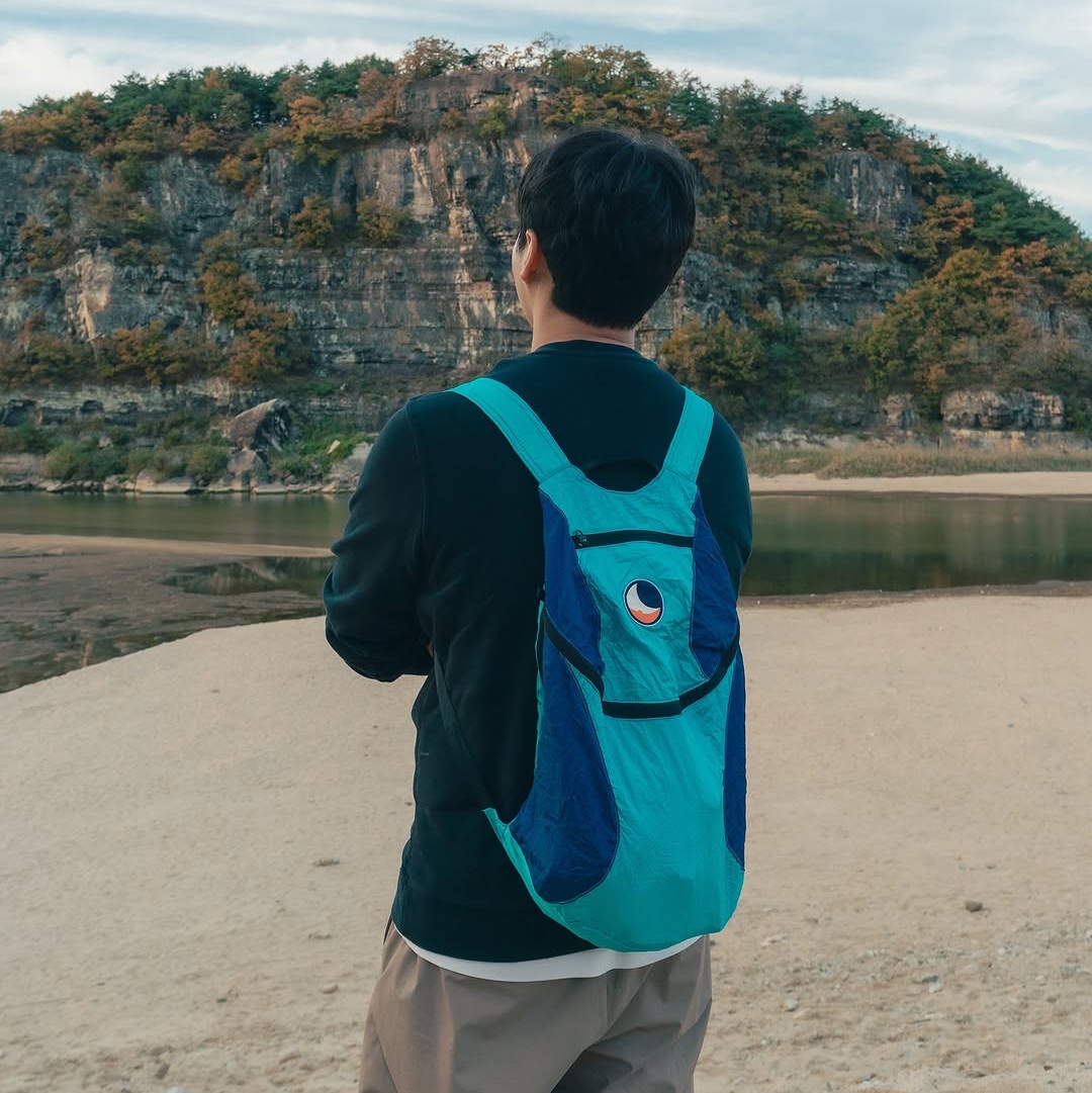 Ticket To The Moon Mini Backpack 15L Turquoise Royal Blue 착용 스타일 - 3