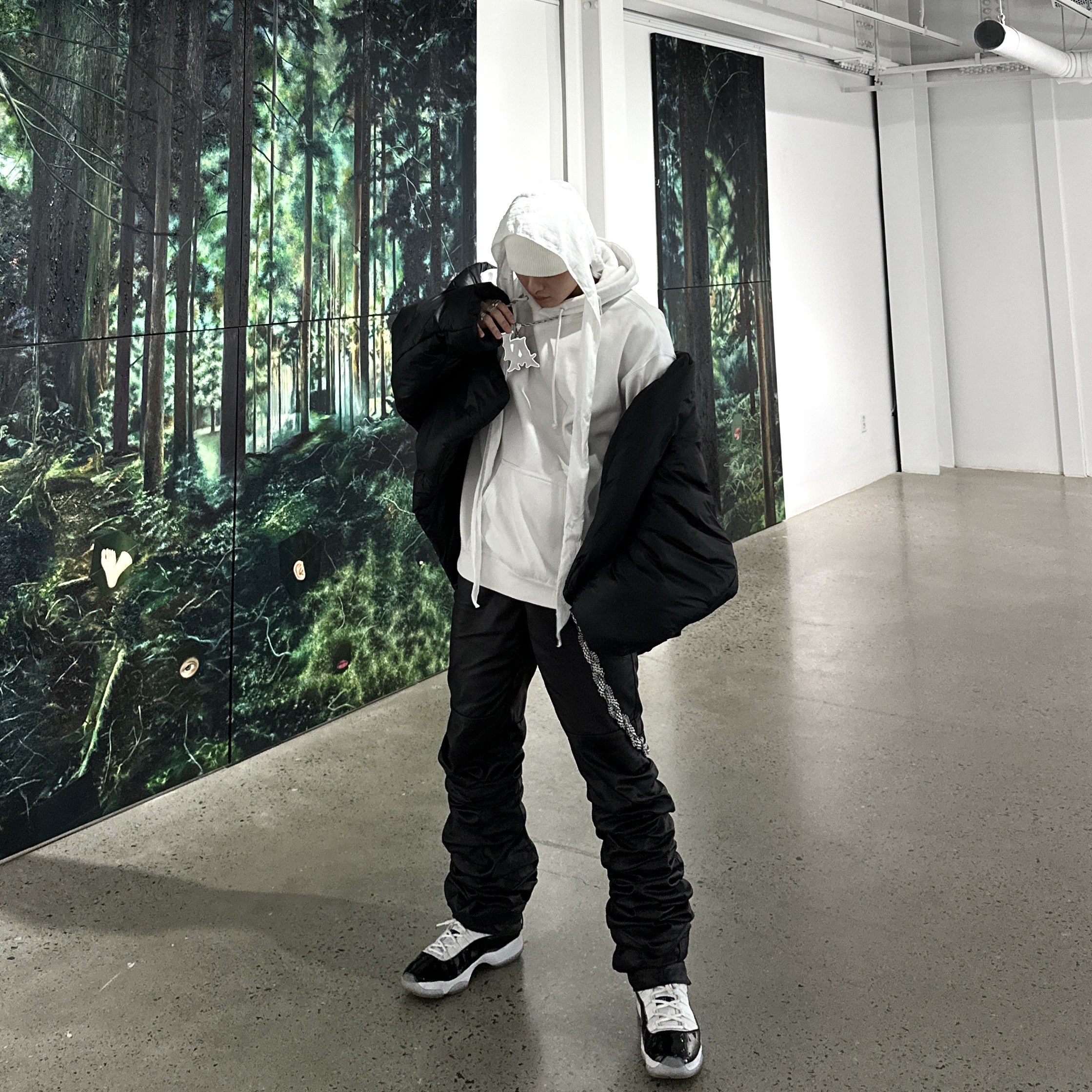 Jordan 11 Retro Concord 2018, Yeezy Gap Round Jacket Black 착용 스타일 - 3