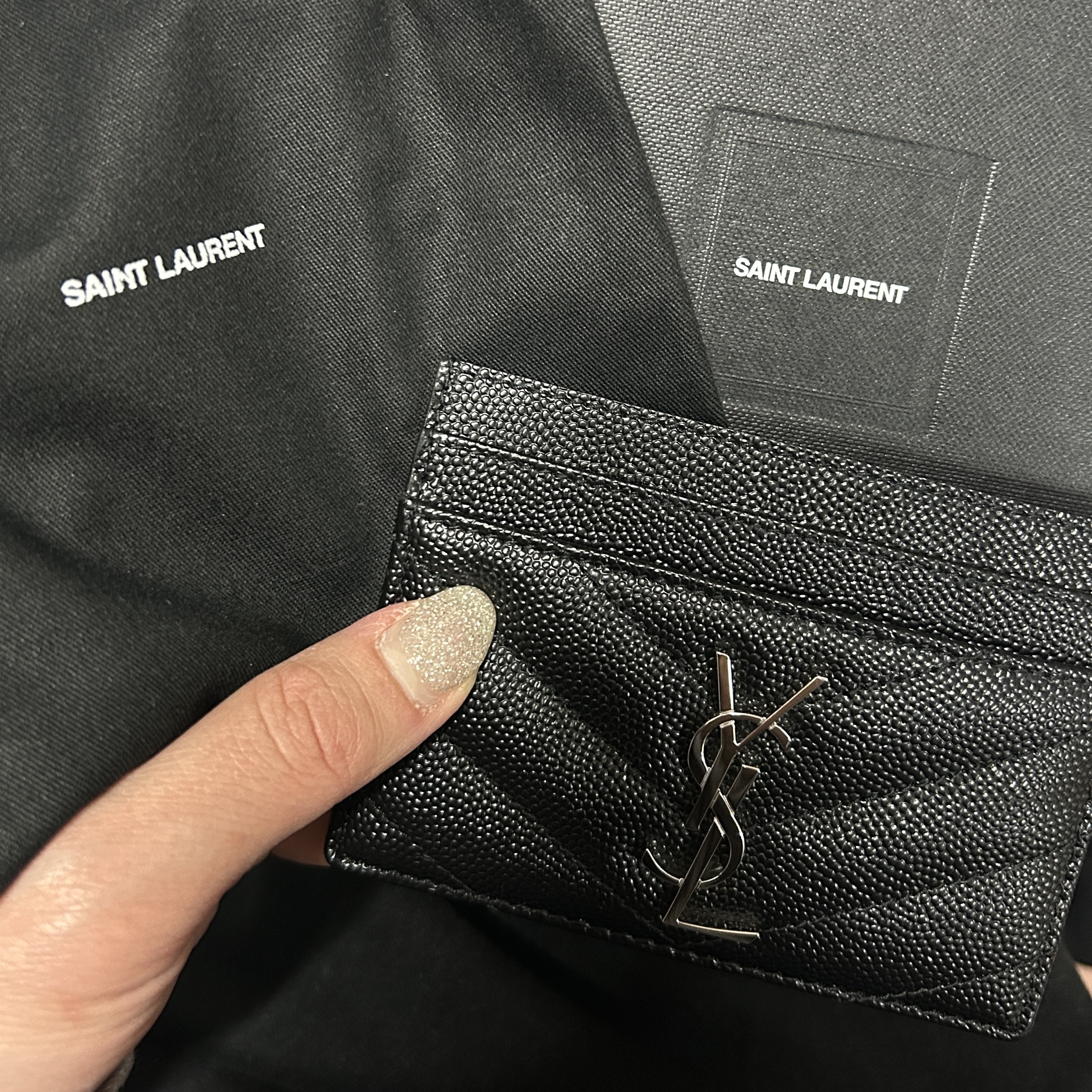 Saint Laurent Cassandre Matelasse Card Case in Grain De Poudre Embossed Leather Black 착용 스타일