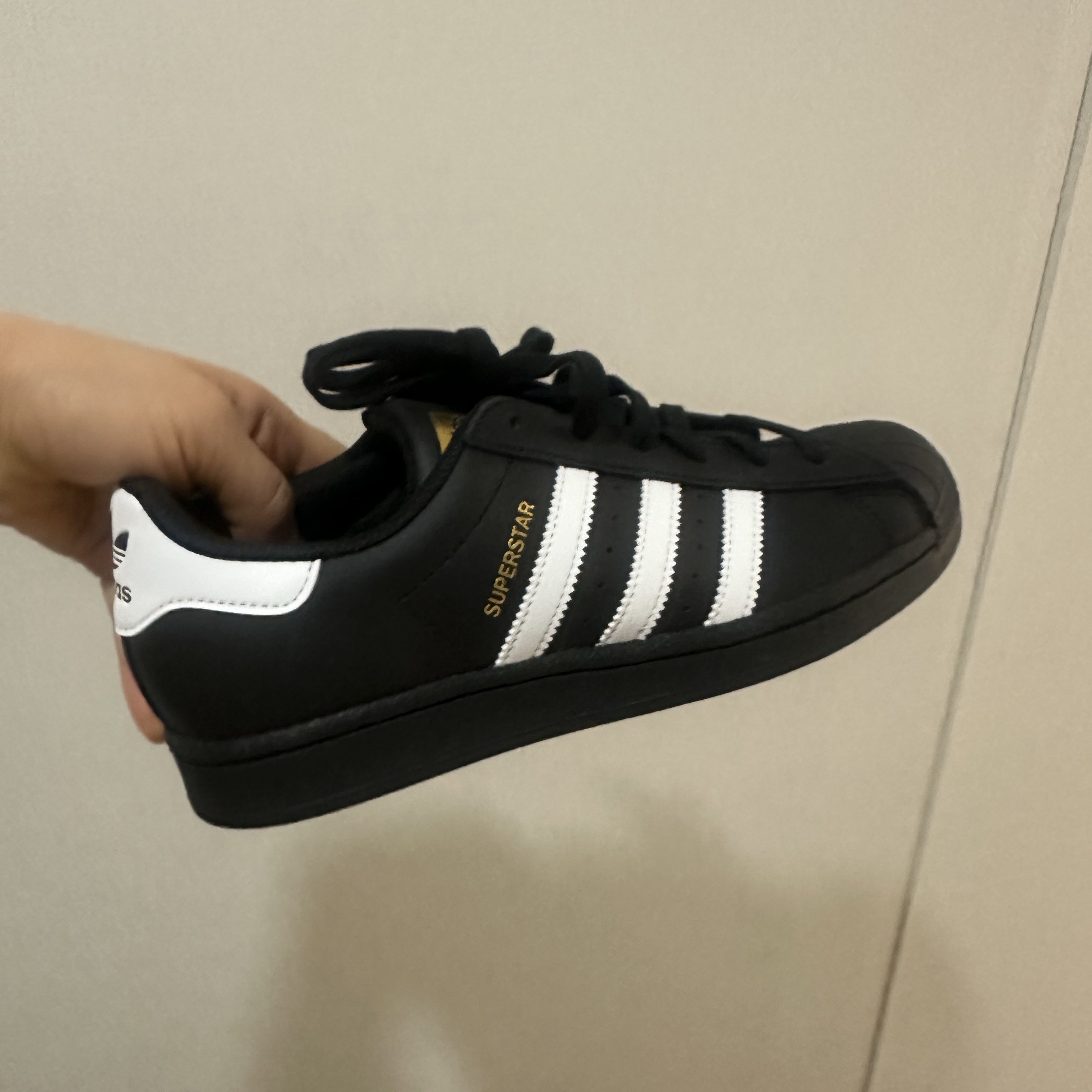 Adidas Superstar Core Black White 착용 스타일 - 2