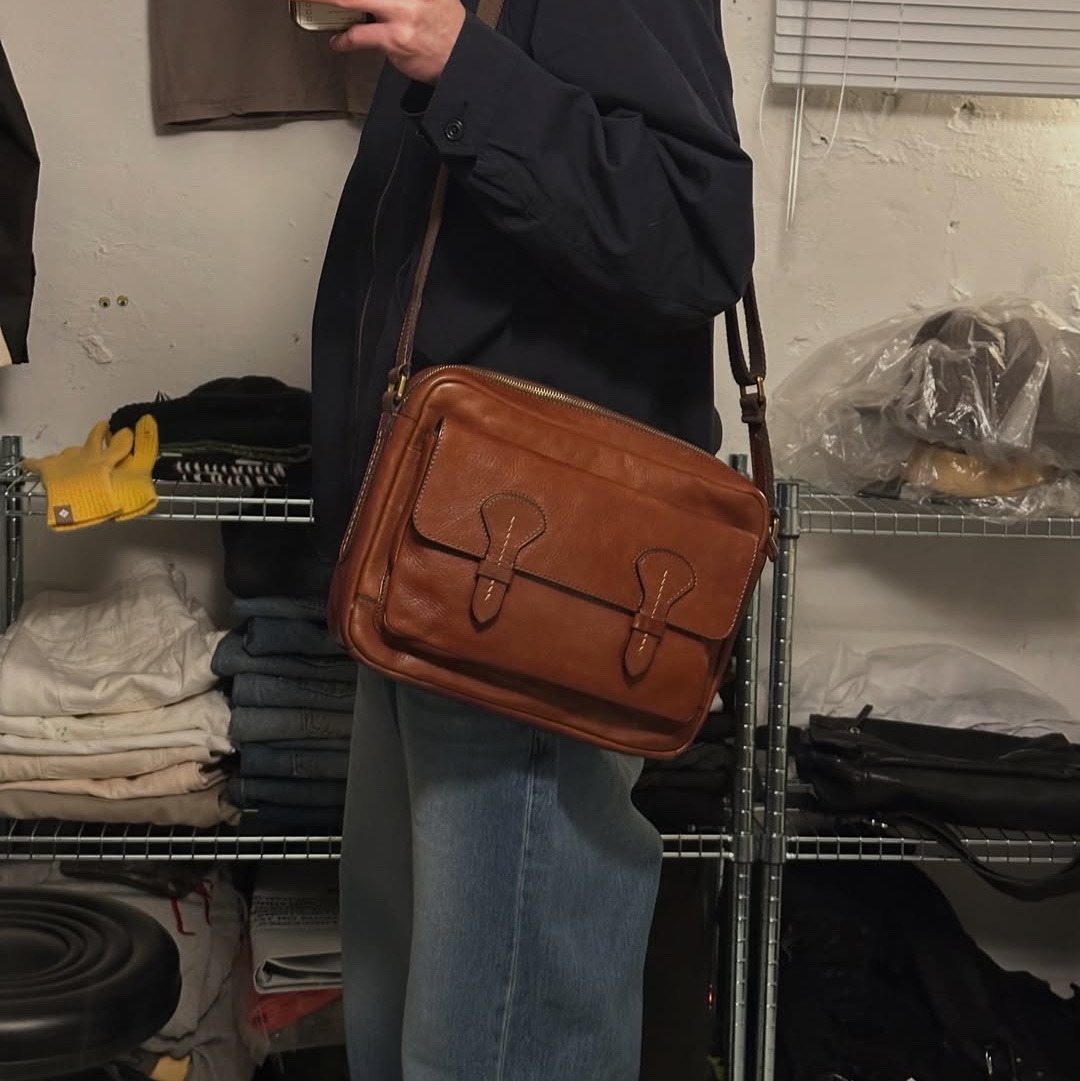 Fossil Bennett Leather Courier Bag Medium Brown 착용 스타일 - 2
