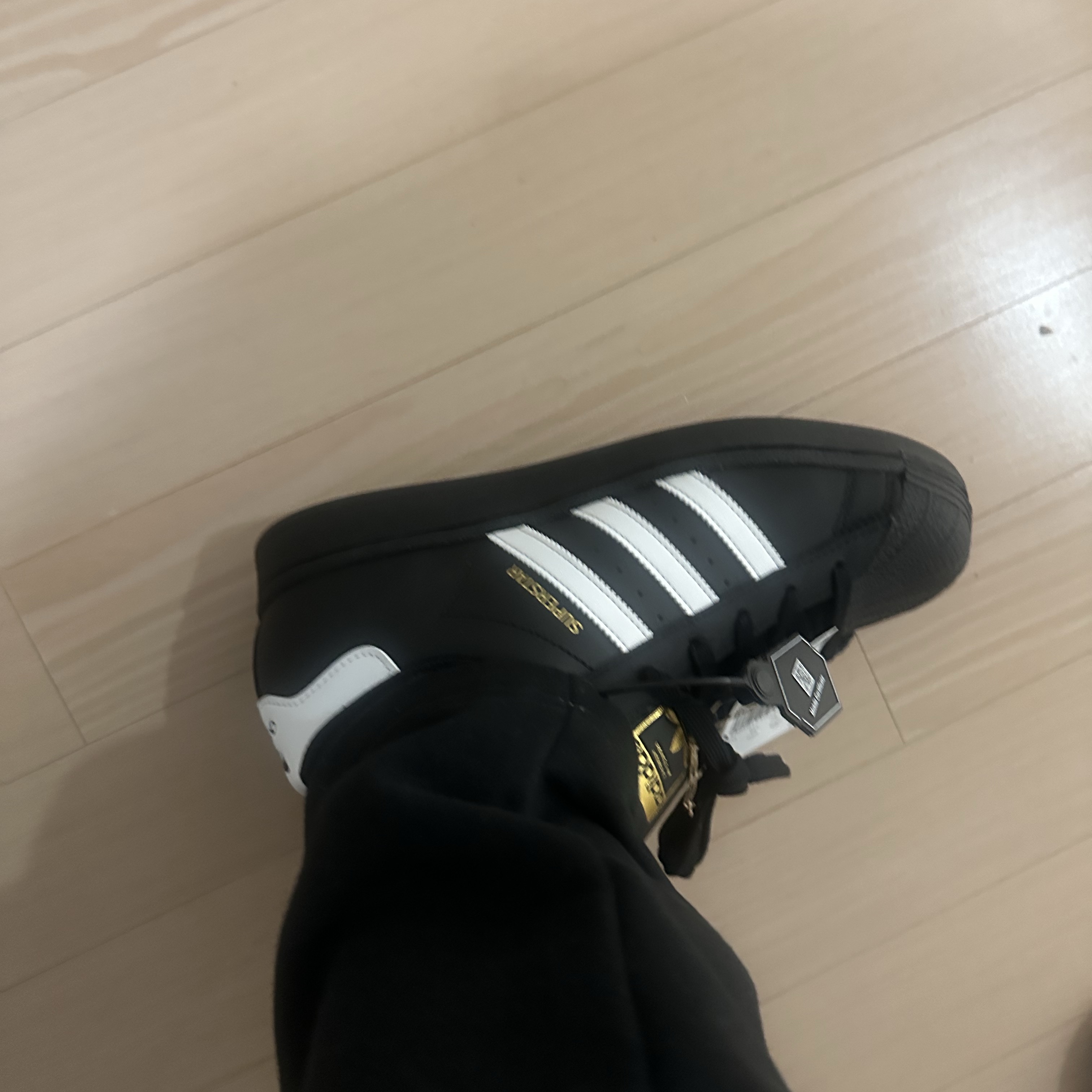 Adidas Superstar Core Black White 착용 스타일 - 1