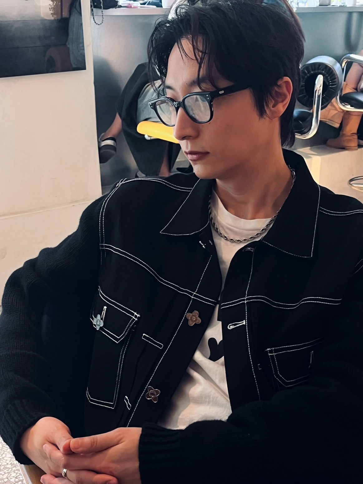 The Museum Visitor 2023 Hybrid Knit Trucker Jacket - 23PS, Balenciaga Monaco Medium Chain Bag Black 착용 스타일 - 1