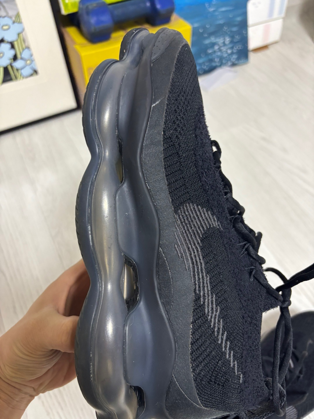 Nike Air Max Scorpion Flyknit Black Anthracite 착용 스타일 - 2