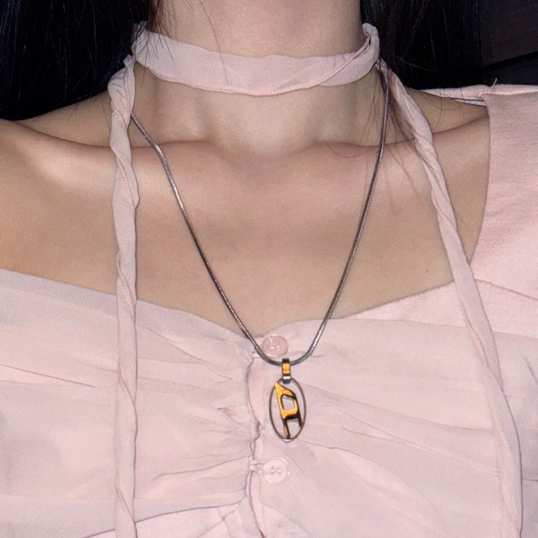 Diesel Dx1421 Two-Tone Stainless Steel Pendant Necklace Silver 착용 스타일 - 3