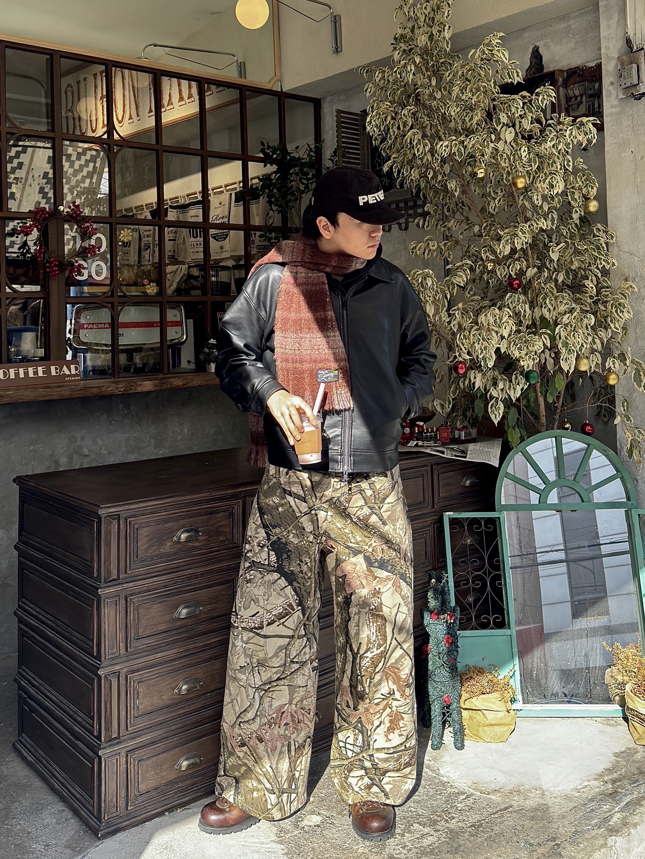 Romantic Move Smoke Hiking Shoes Oil Black 착용 스타일 - 2