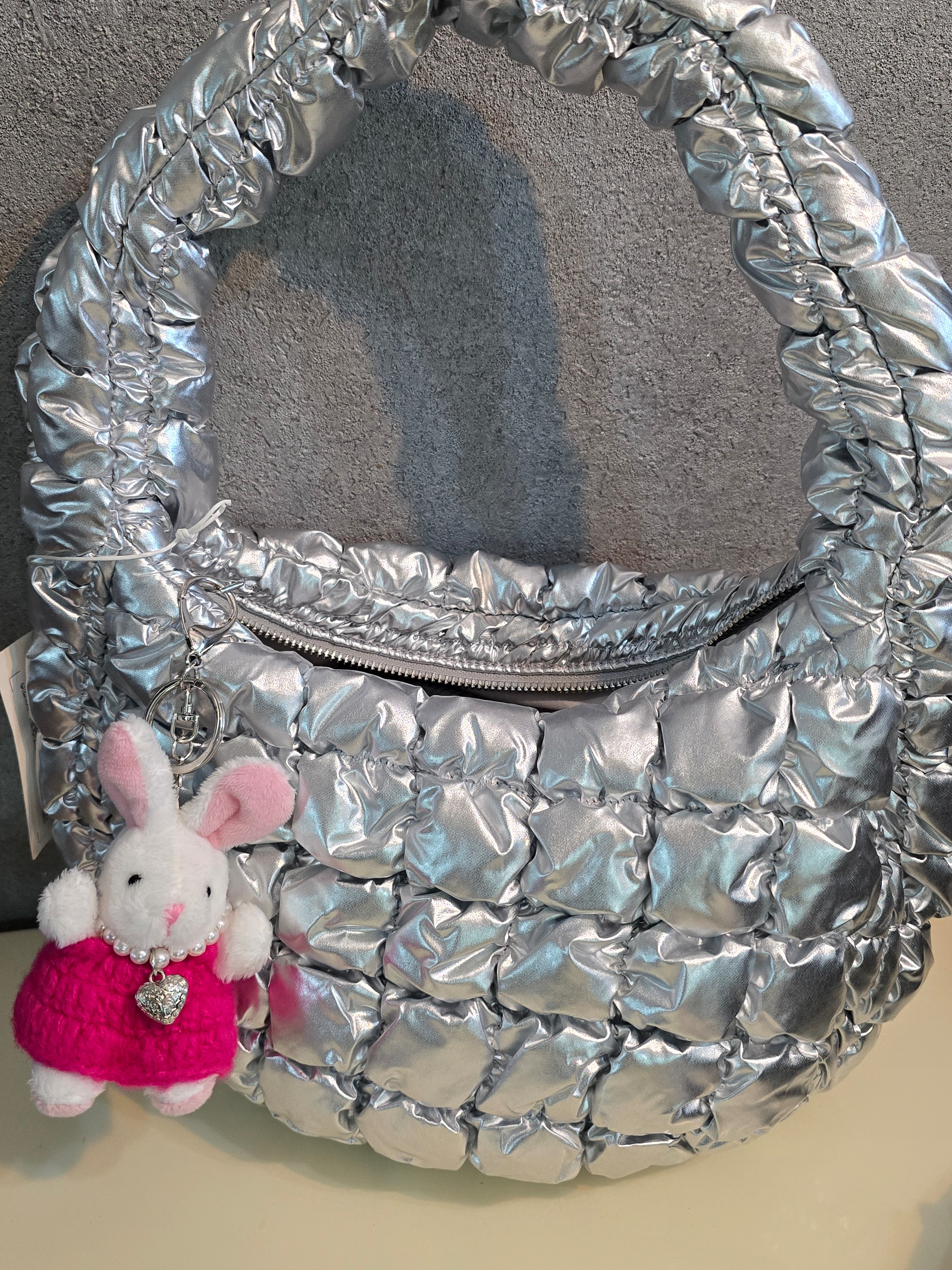 COS Quilted Mini Bag Silver 착용 스타일 - 1