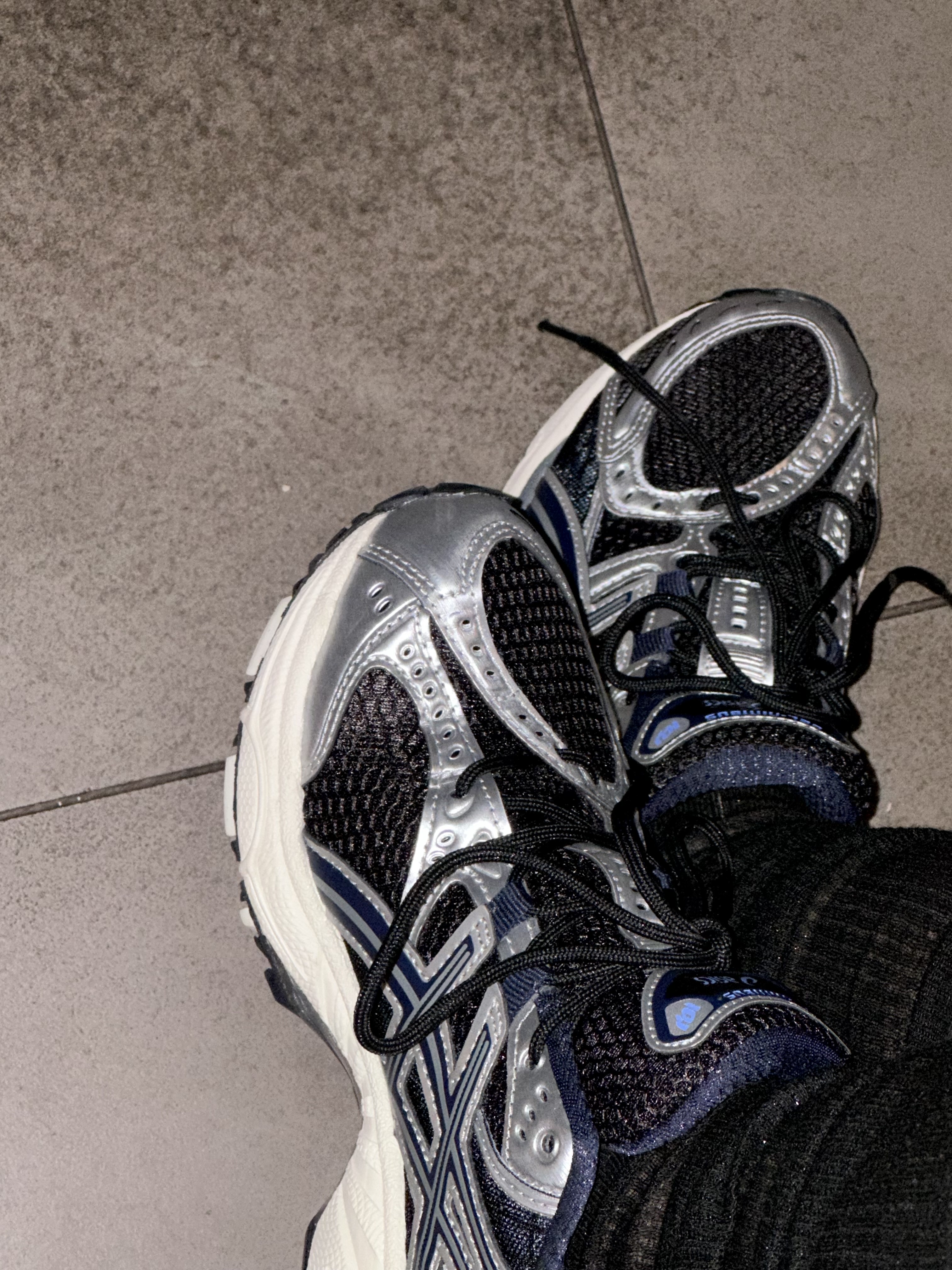 Asics Gel-Nimbus 10.1 Black Midnight 착용 스타일 - 2