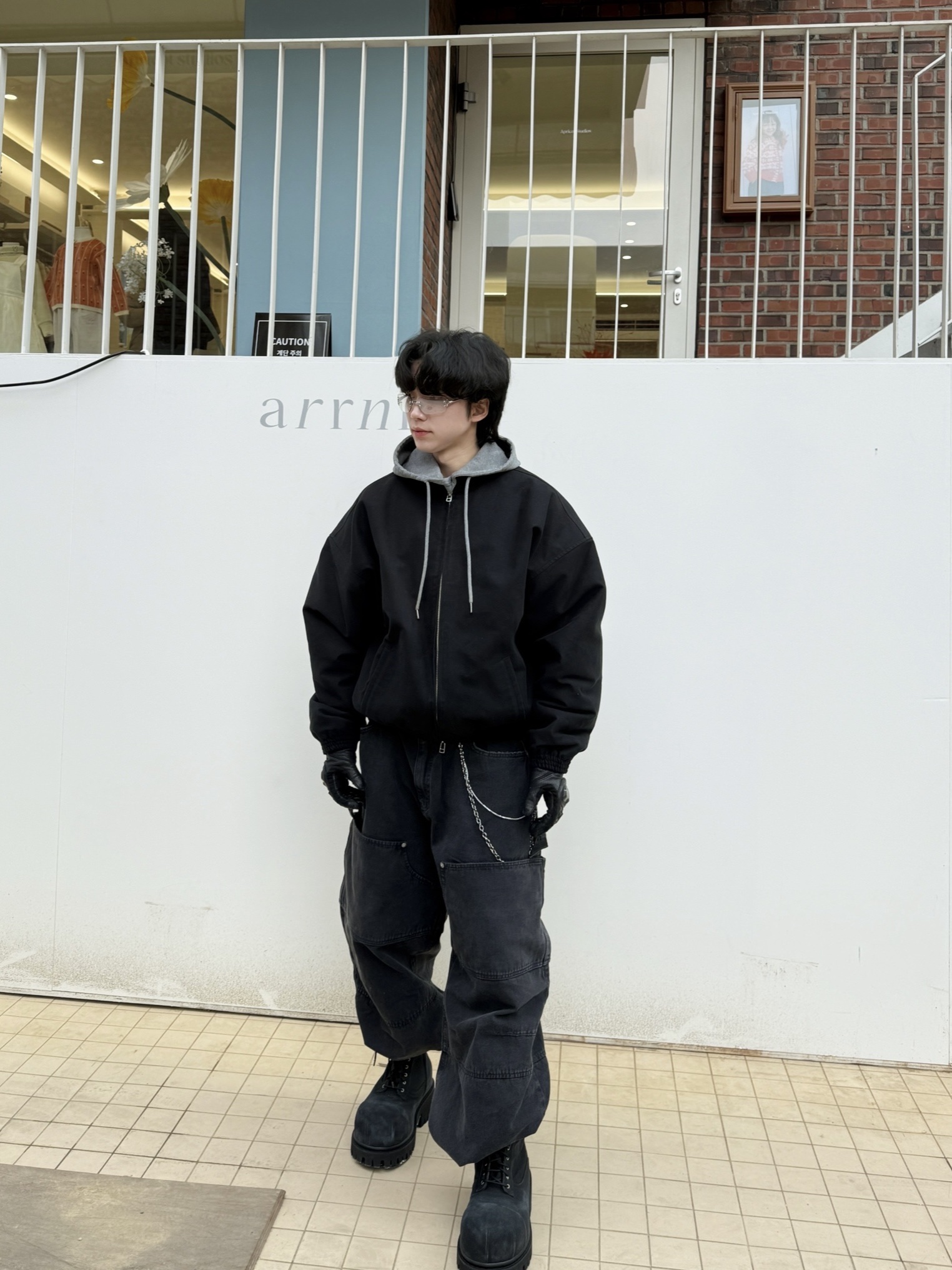 Nonnod Moleskine Bomber Jacket Matt Black, Balenciaga Stomper Bootie Black 착용 스타일 - 2