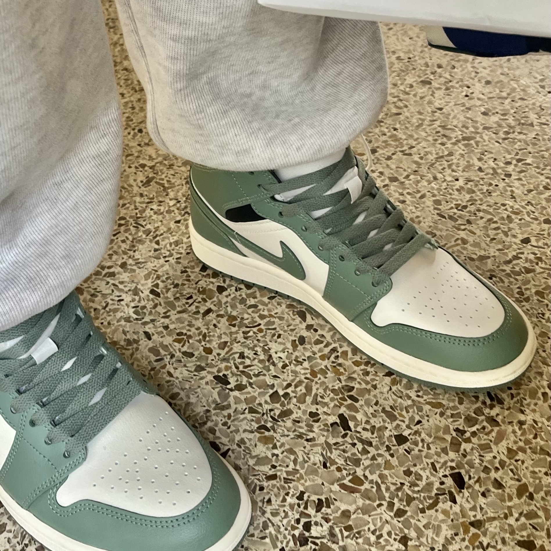 (W) Jordan 1 Mid Jade Smoke, IAB Studio Hoodie Oatmeal Gray - 21SS 착용 스타일 - 2
