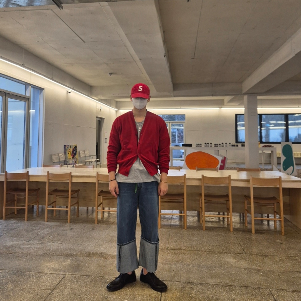 Supreme Corduroy S Logo 6-Panel Bright Red - 24FW, Maison Margiela Logo Cuff Yellow 착용 스타일 - 1
