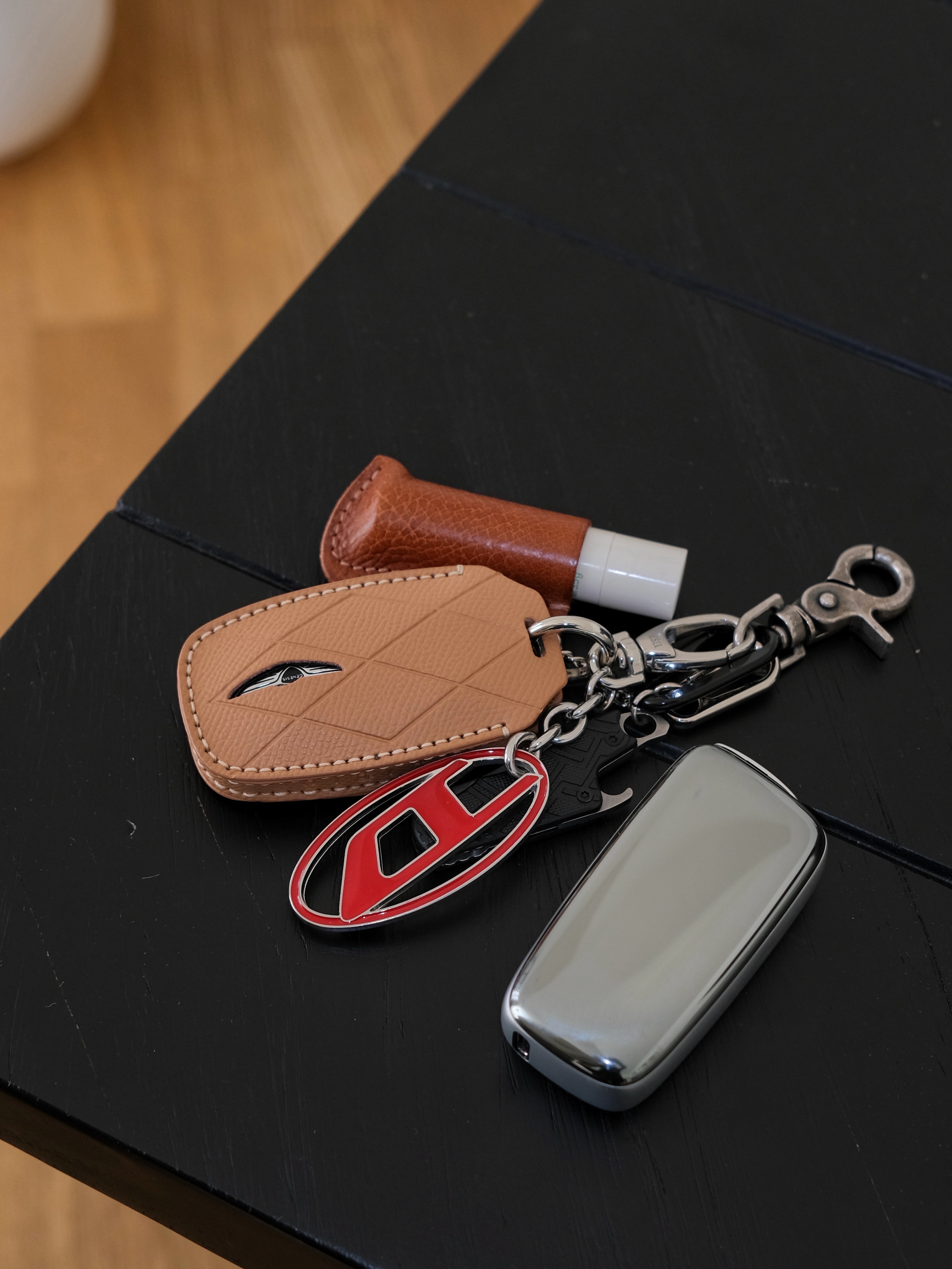 Diesel Holy B Logo Keyring Red 착용 스타일