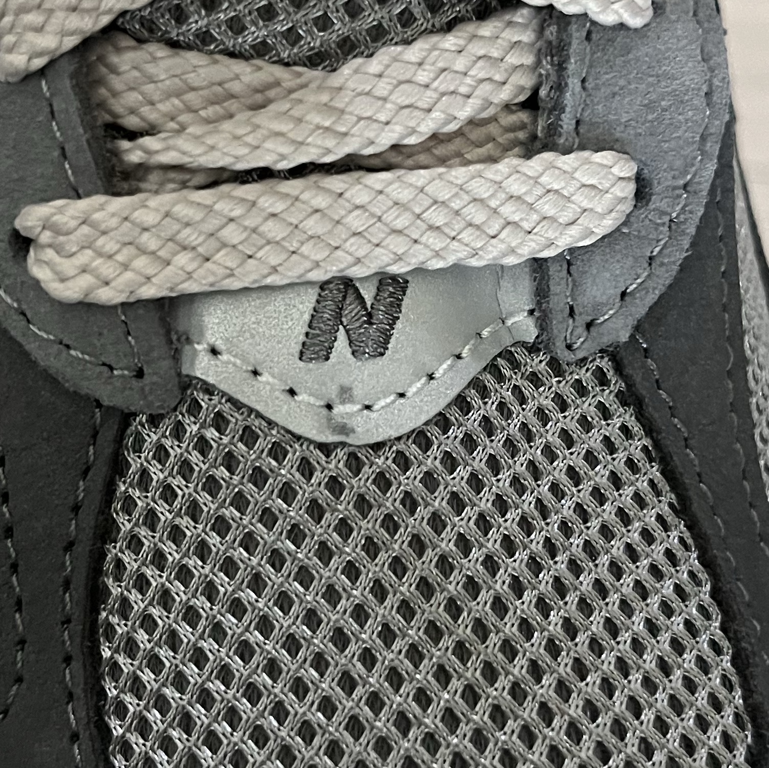 New Balance 2002R Premium Vintage Grey 착용 스타일 - 2