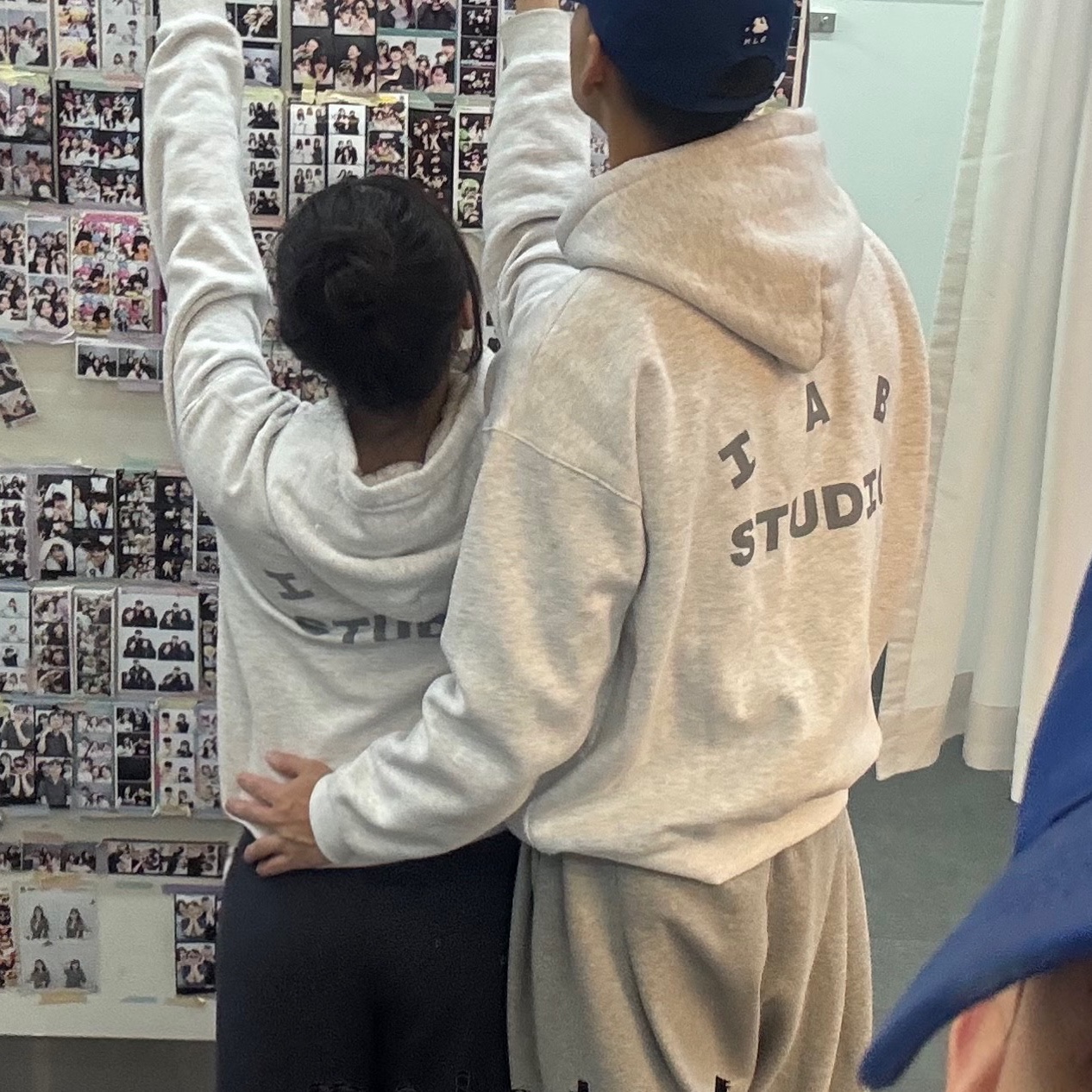 IAB Studio Hoodie Light Gray 착용 스타일