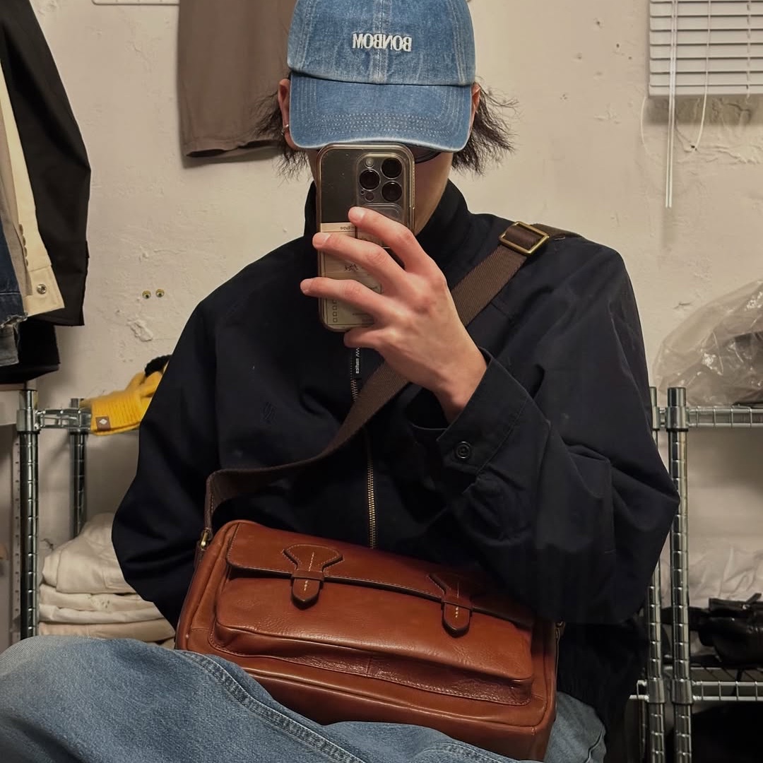 Fossil Bennett Leather Courier Bag Medium Brown 착용 스타일 - 1