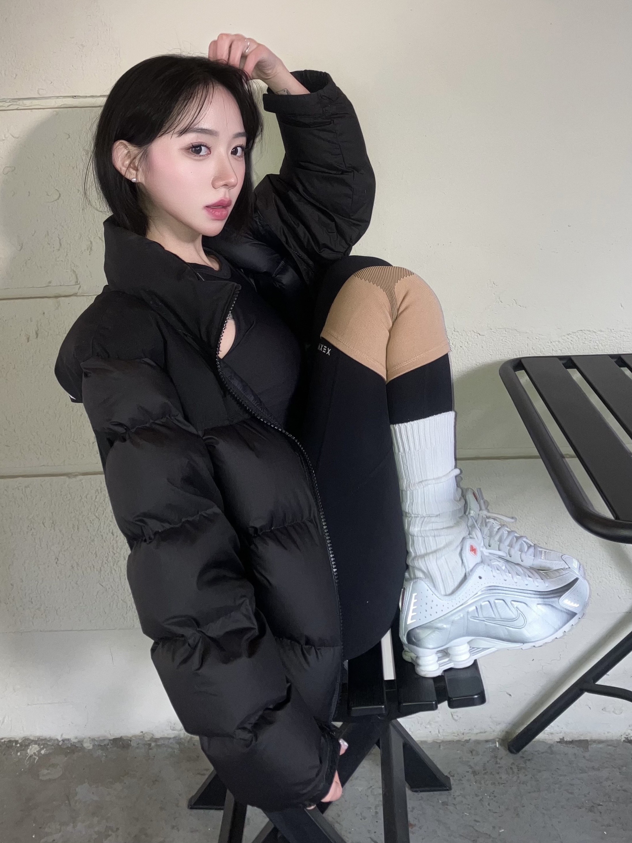(W) Nike Shox R4 White Metallic Silver, (W) Xexymix Black Label Signature 360N Leggings Black 착용 스타일 - 1