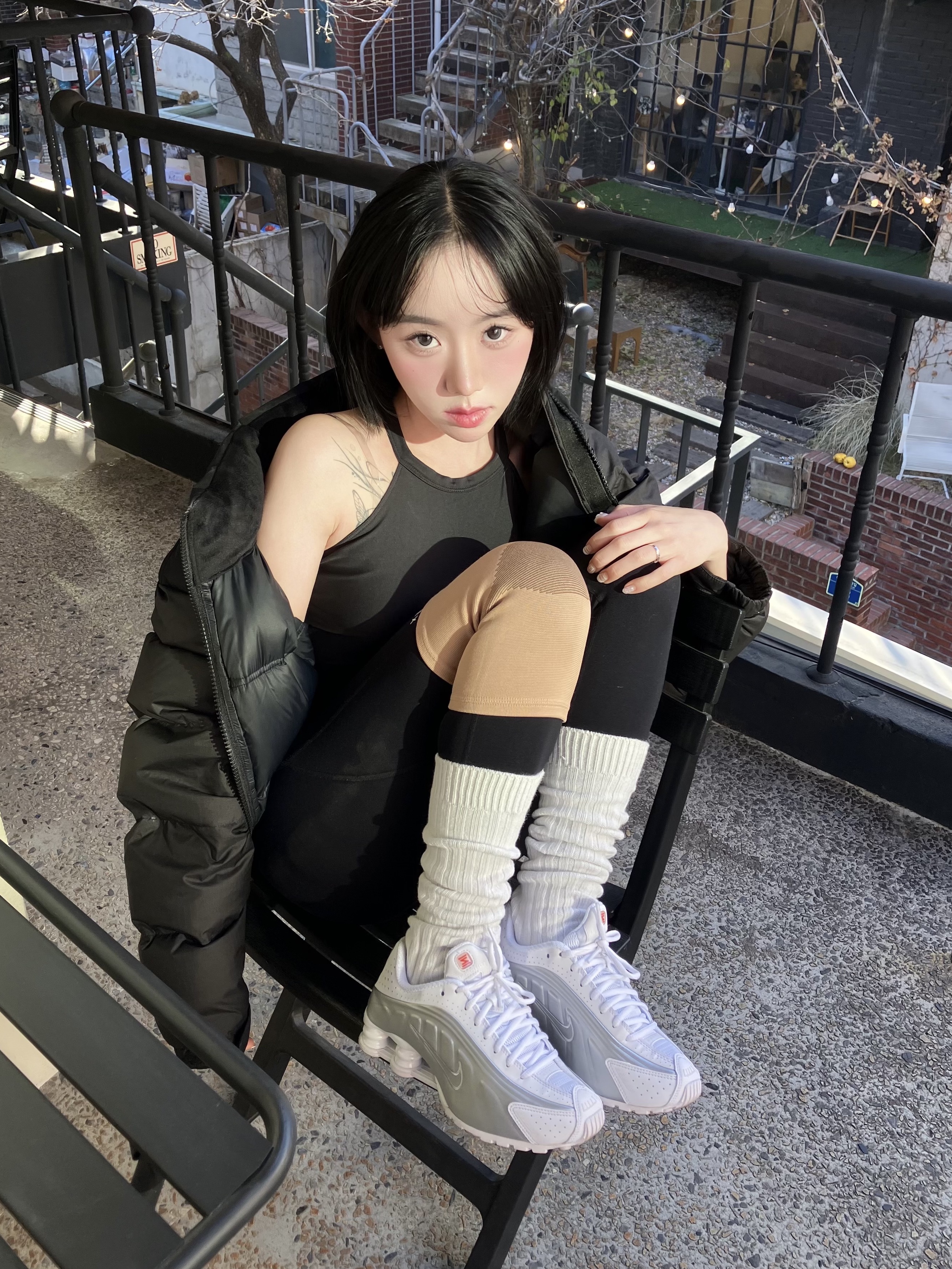 (W) Nike Shox R4 White Metallic Silver, (W) Xexymix Black Label Signature 360N Leggings Black 착용 스타일 - 9