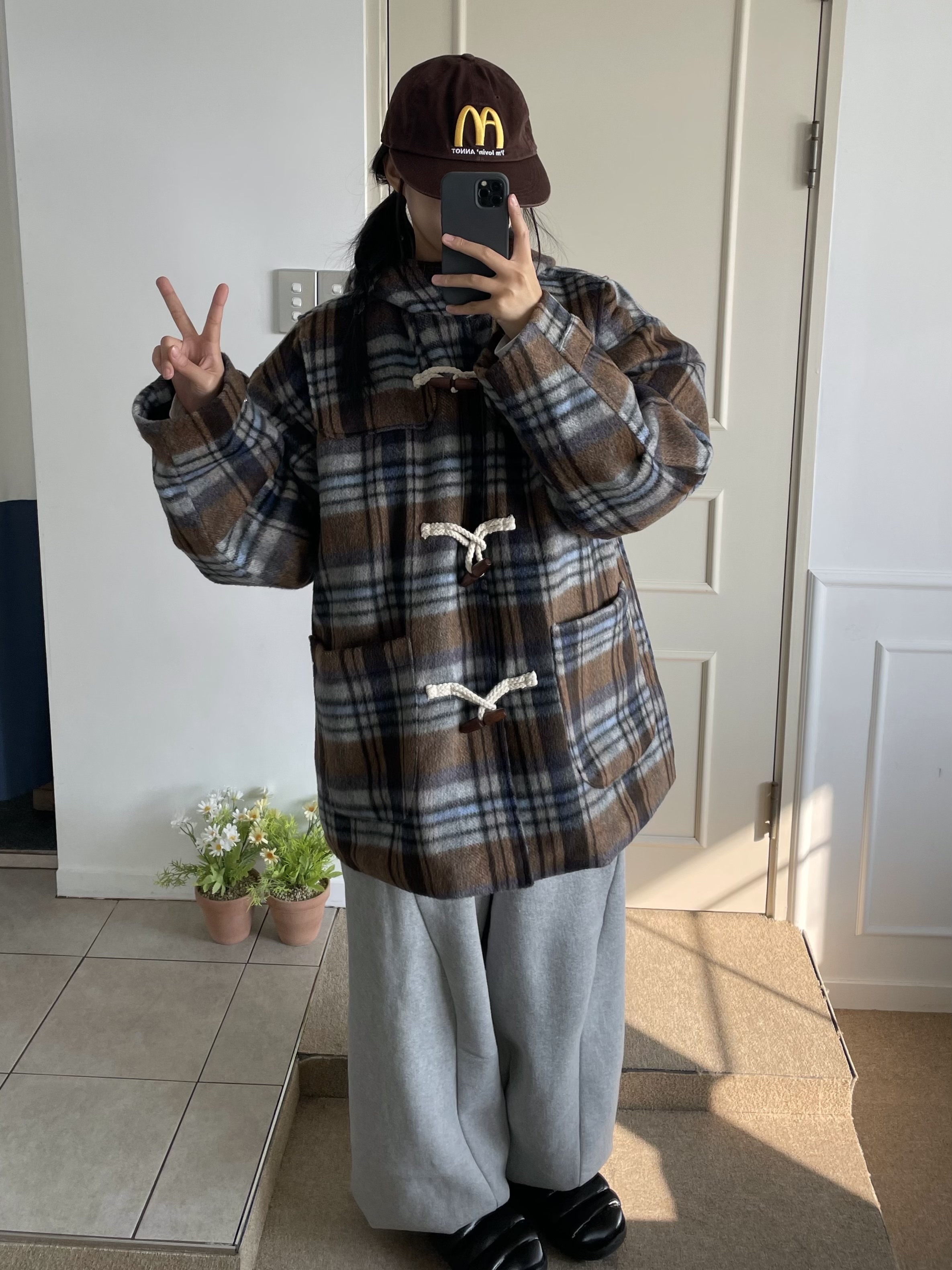 (W) Nike Burrow SE Slippers Black, Uniqlo U Roll Bag Black 착용 스타일 - 4