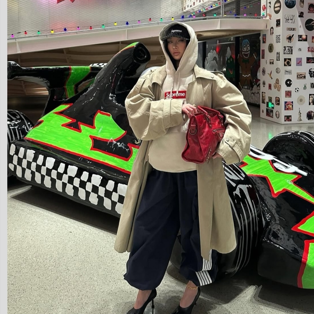 Supreme Box Logo Hooded Sweatshirt Stone - 24FW 착용 스타일 - 4