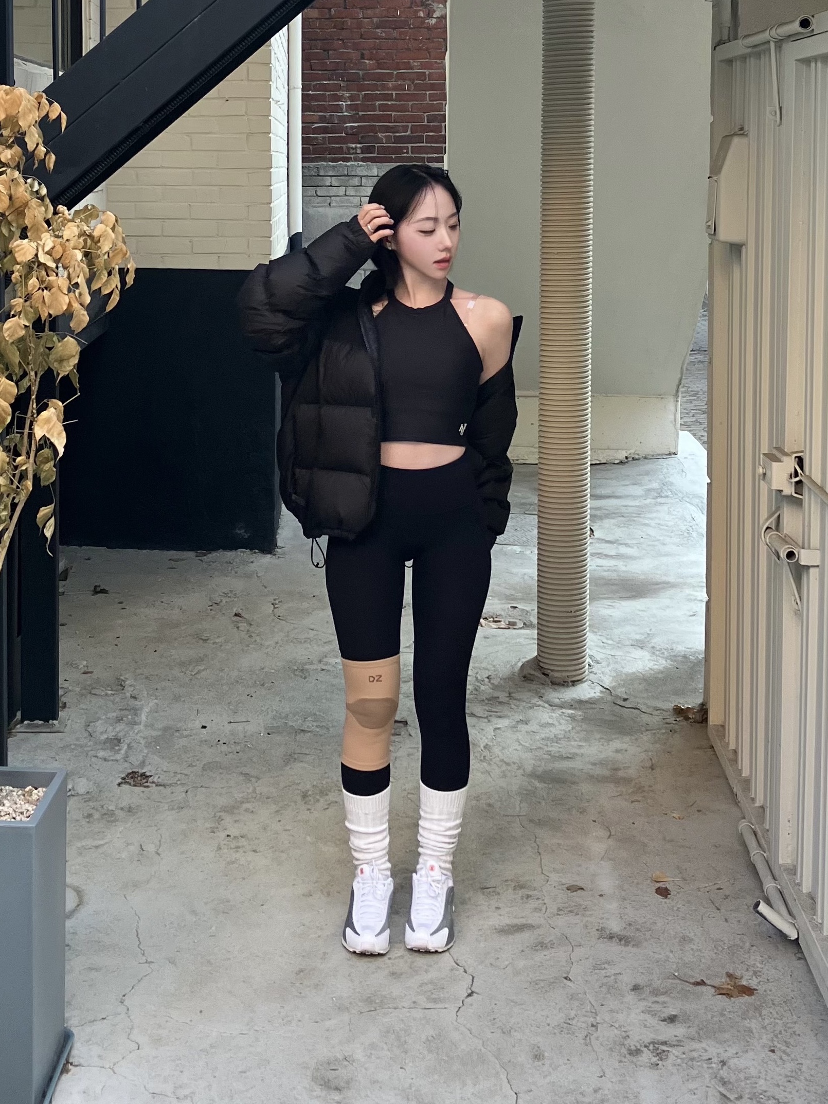 (W) Nike Shox R4 White Metallic Silver, (W) Xexymix Black Label Signature 360N Leggings Black 착용 스타일 - 3
