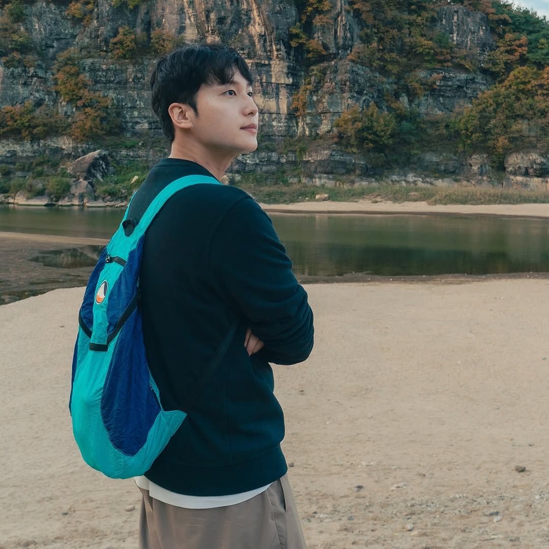 Ticket To The Moon Mini Backpack 15L Turquoise Royal Blue 착용 스타일 - 1