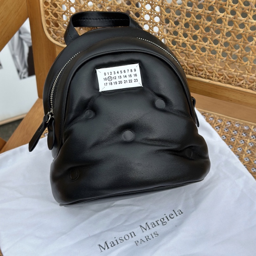 Maison Margiela Glam Slam Backpack Black 착용 스타일 - 2