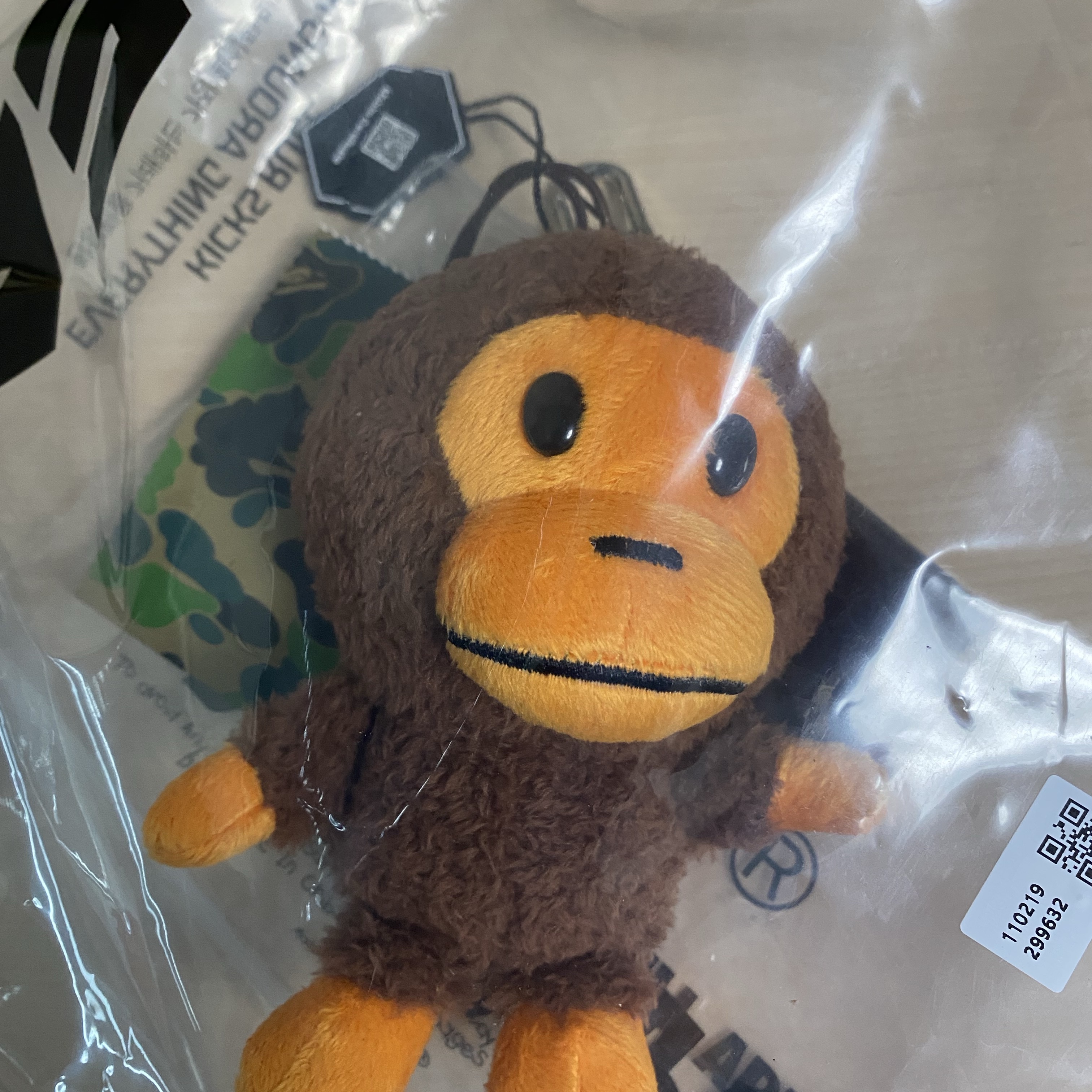 BAPE Baby Milo Plush Doll Key Chain 12cm Brown 착용 스타일