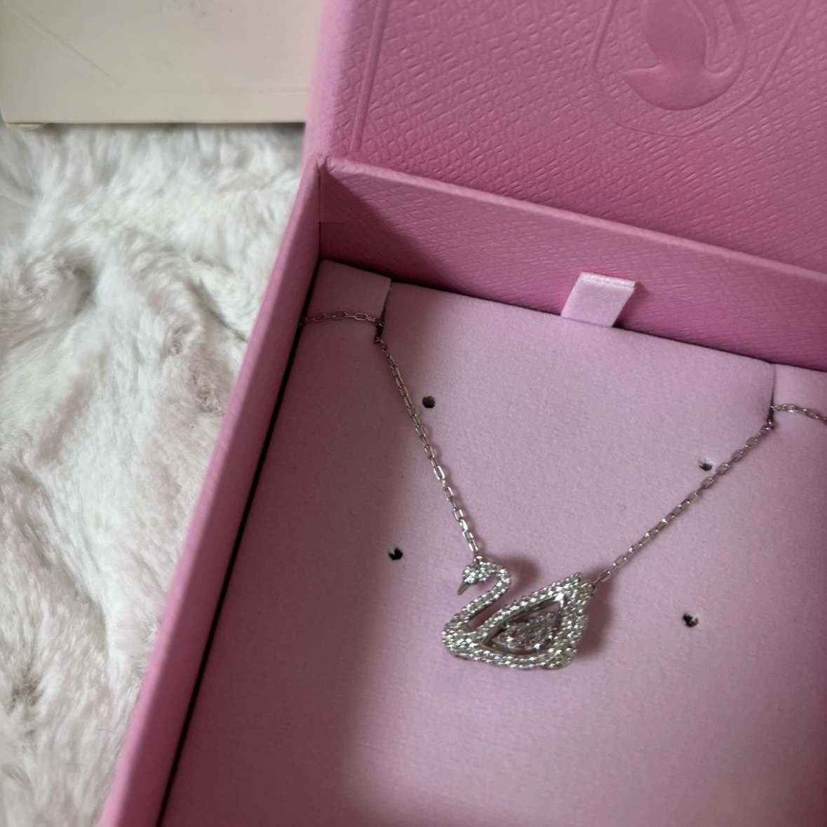 (W) Swarovski Dancing Swan Necklace White Rhodium Plated 착용 스타일