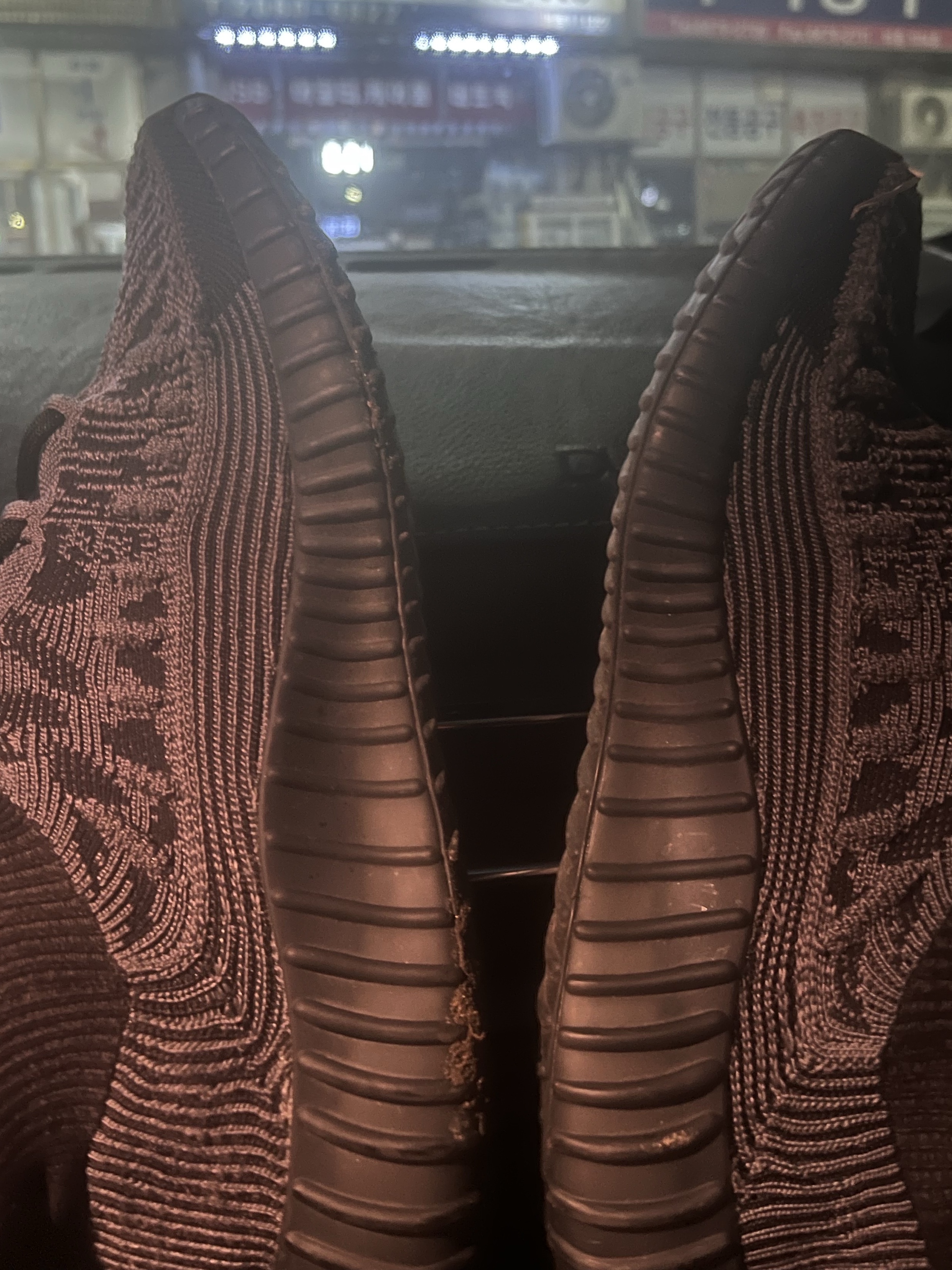 Adidas Yeezy 350 V2 CMPCT Slate Onyx 착용 스타일