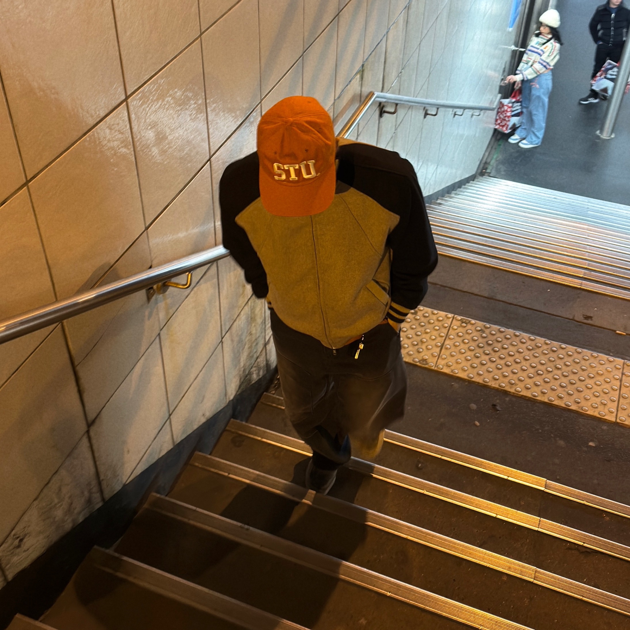Stussy Stu Arch Strapback Cap Dark Orange 착용 스타일 - 4