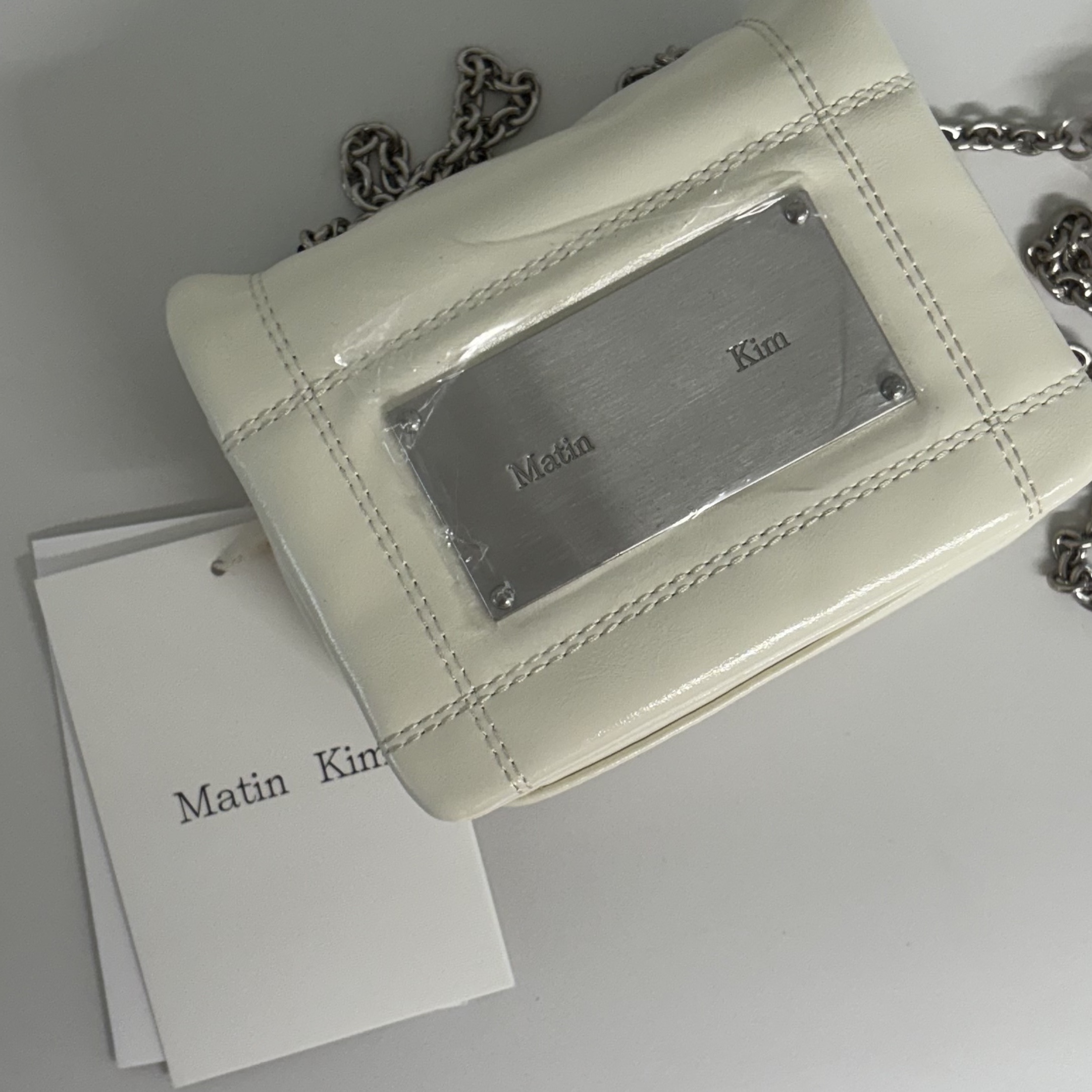 Matin Kim Classic Chain Quilting Mini Bag Ivory 착용 스타일