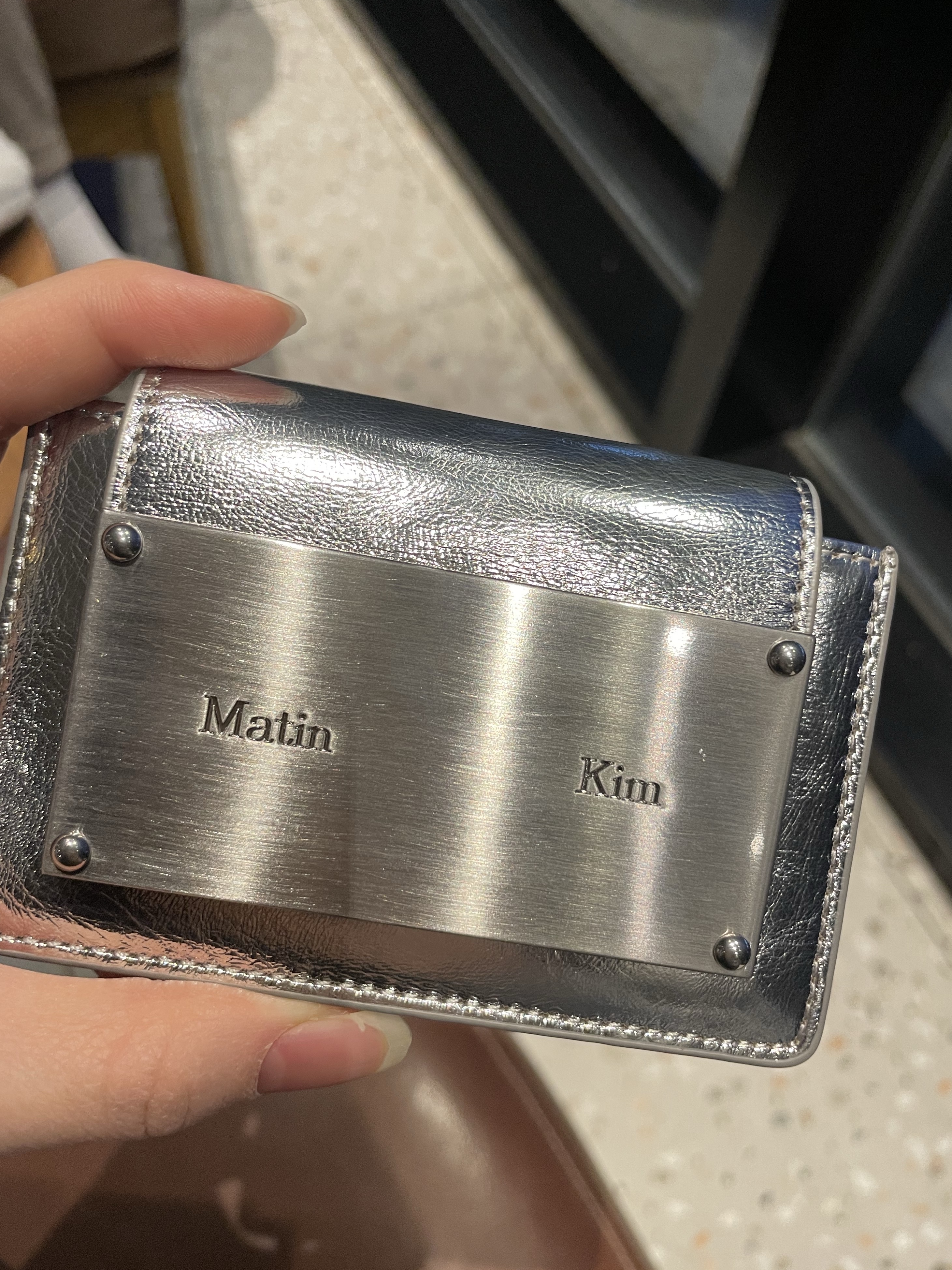 Matin Kim Accordion Wallet Silver 착용 스타일