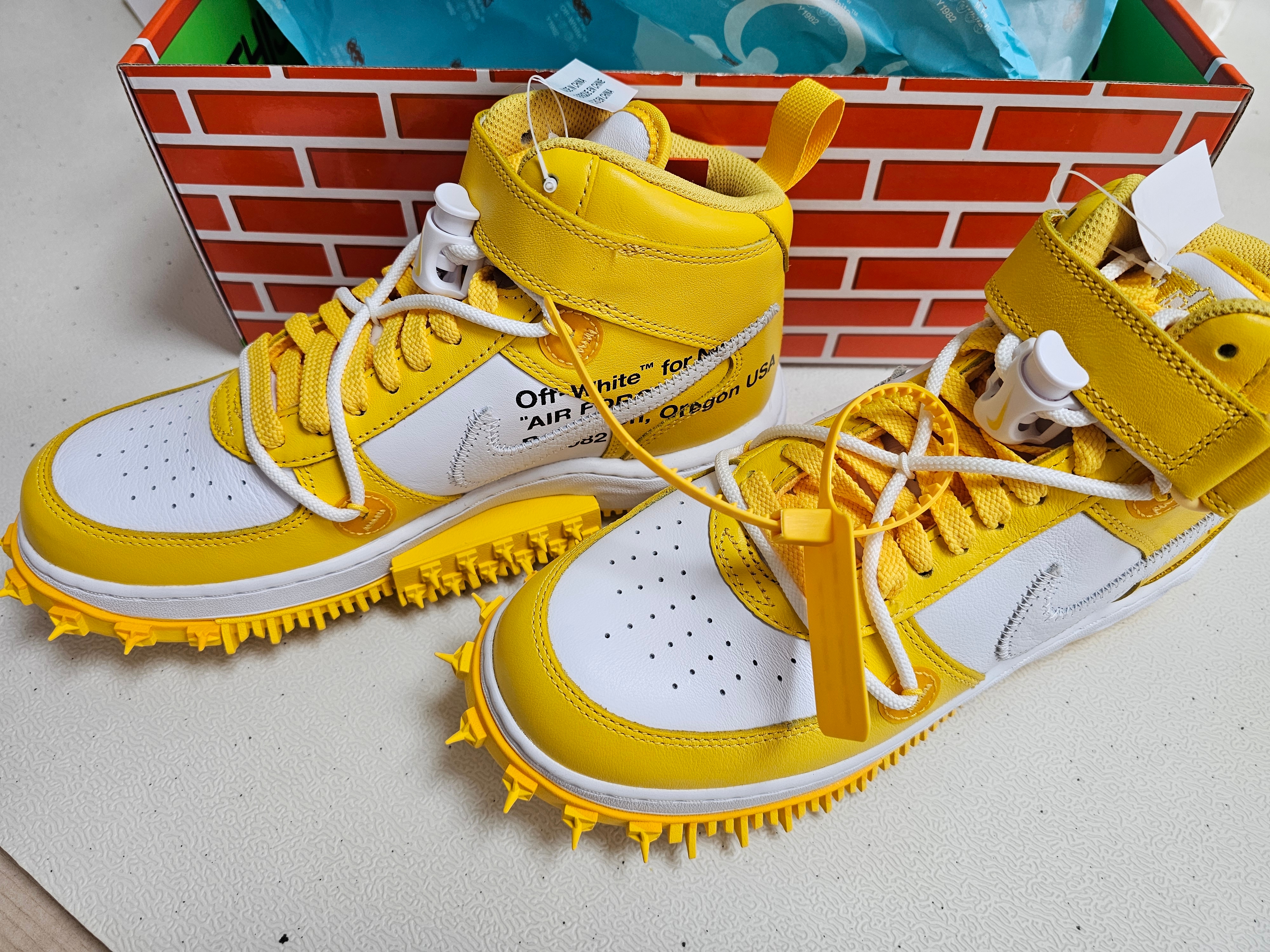 Nike x Off-White Air Force 1 Mid SP Leather Varsity Maize 착용 스타일 - 1