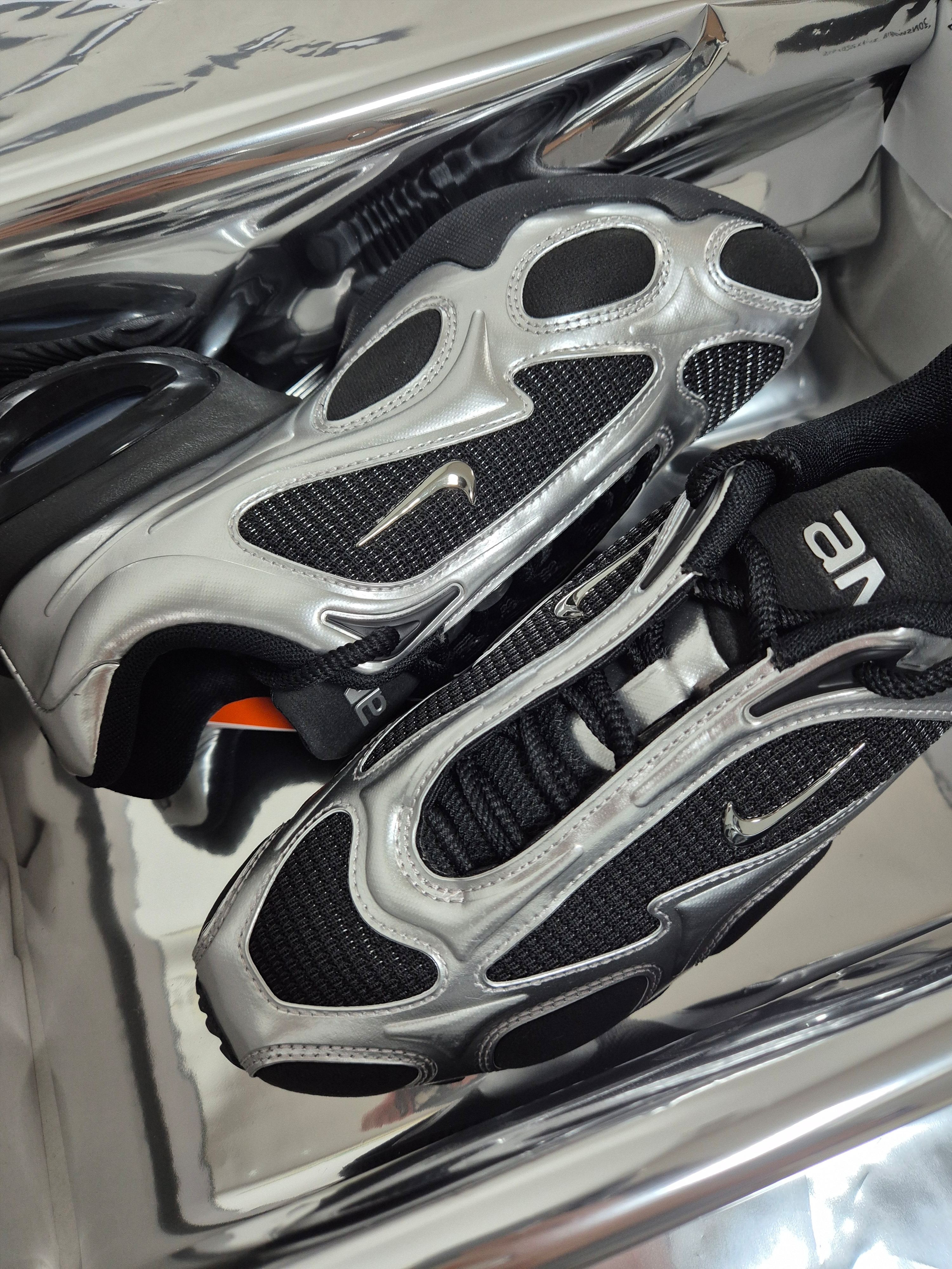 (W) Nike Air Max Muse Black and Metallic Silver 착용 스타일